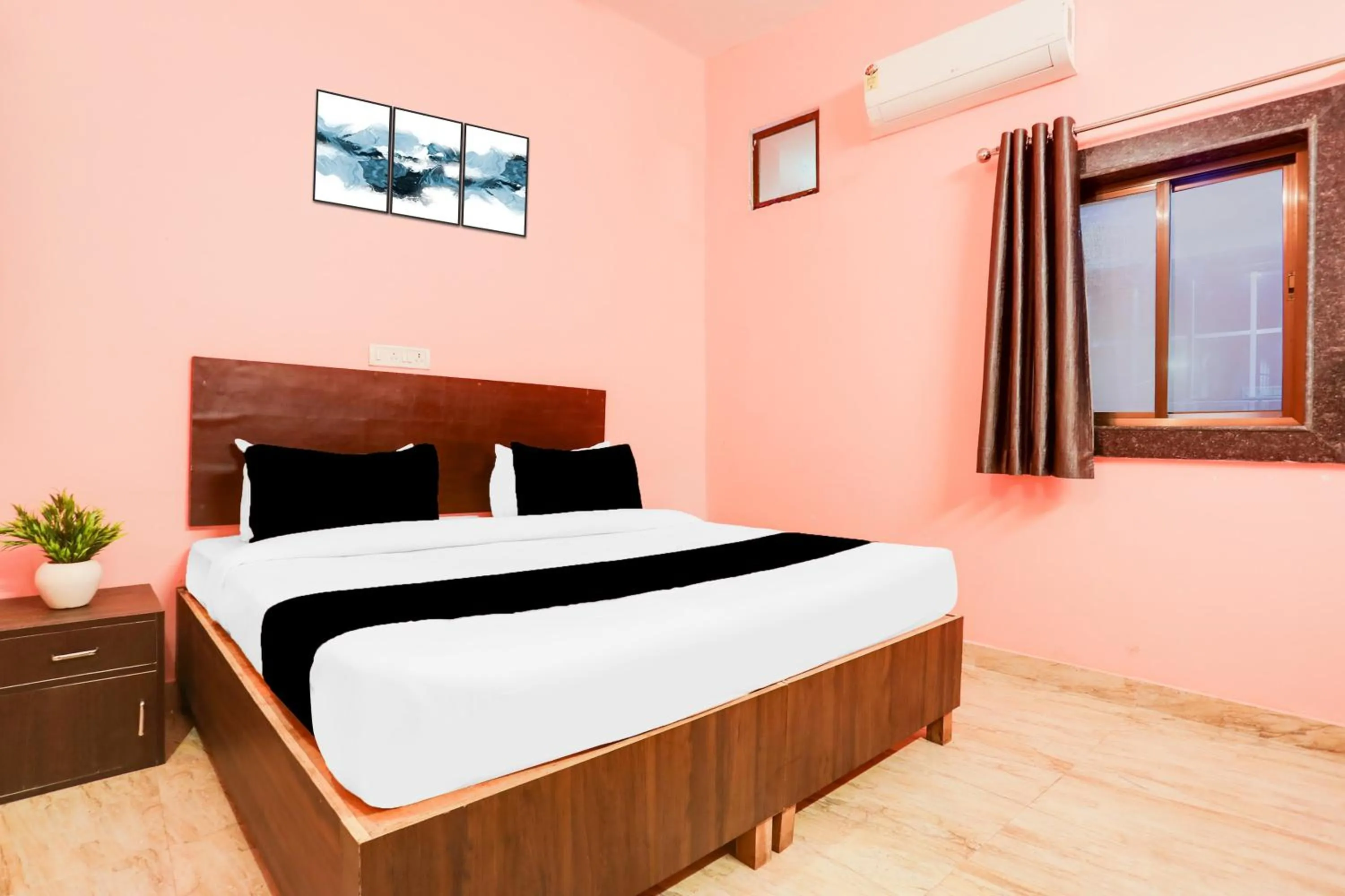 Bedroom in Hotel O Paradise Inn