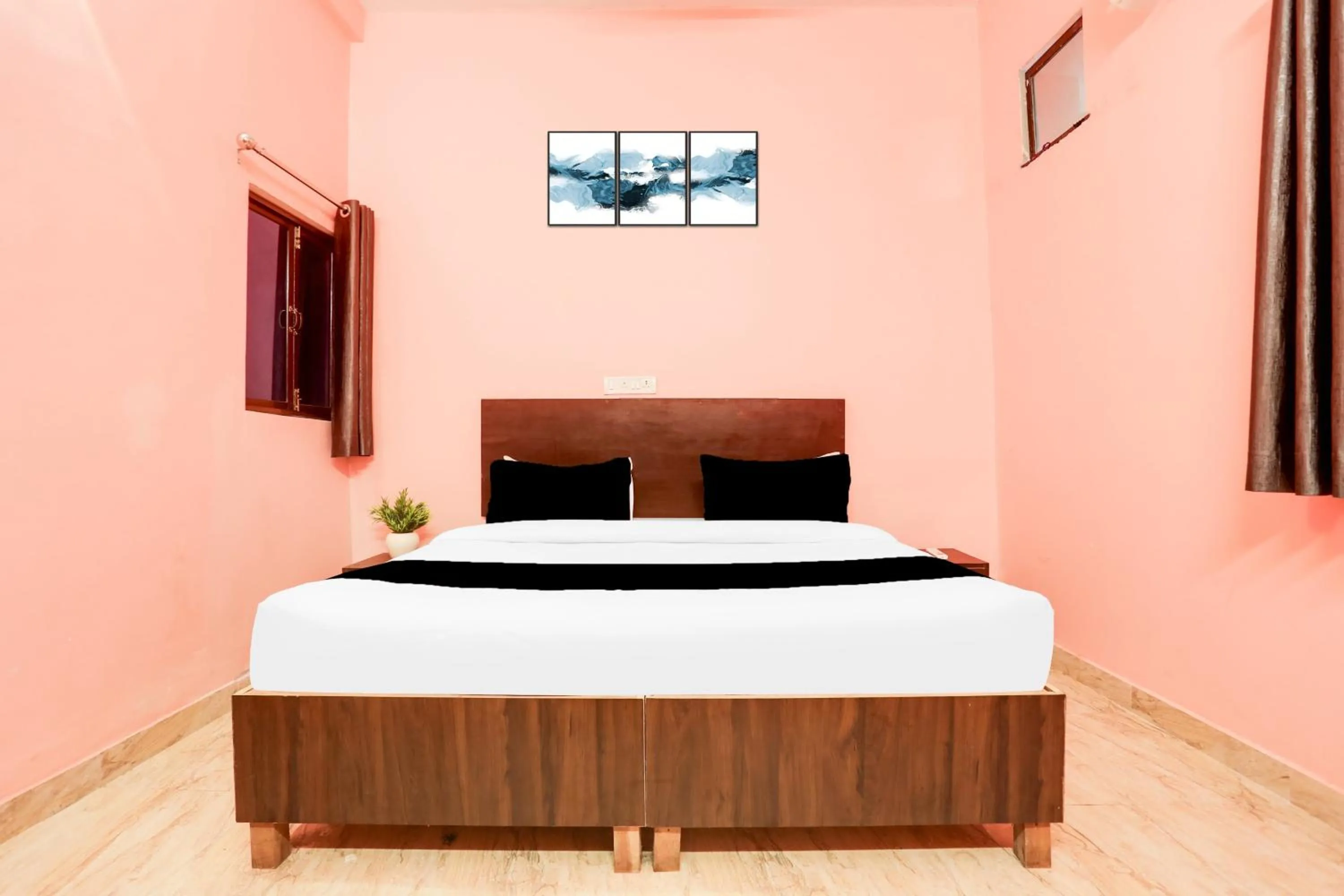 Bedroom in Hotel O Paradise Inn