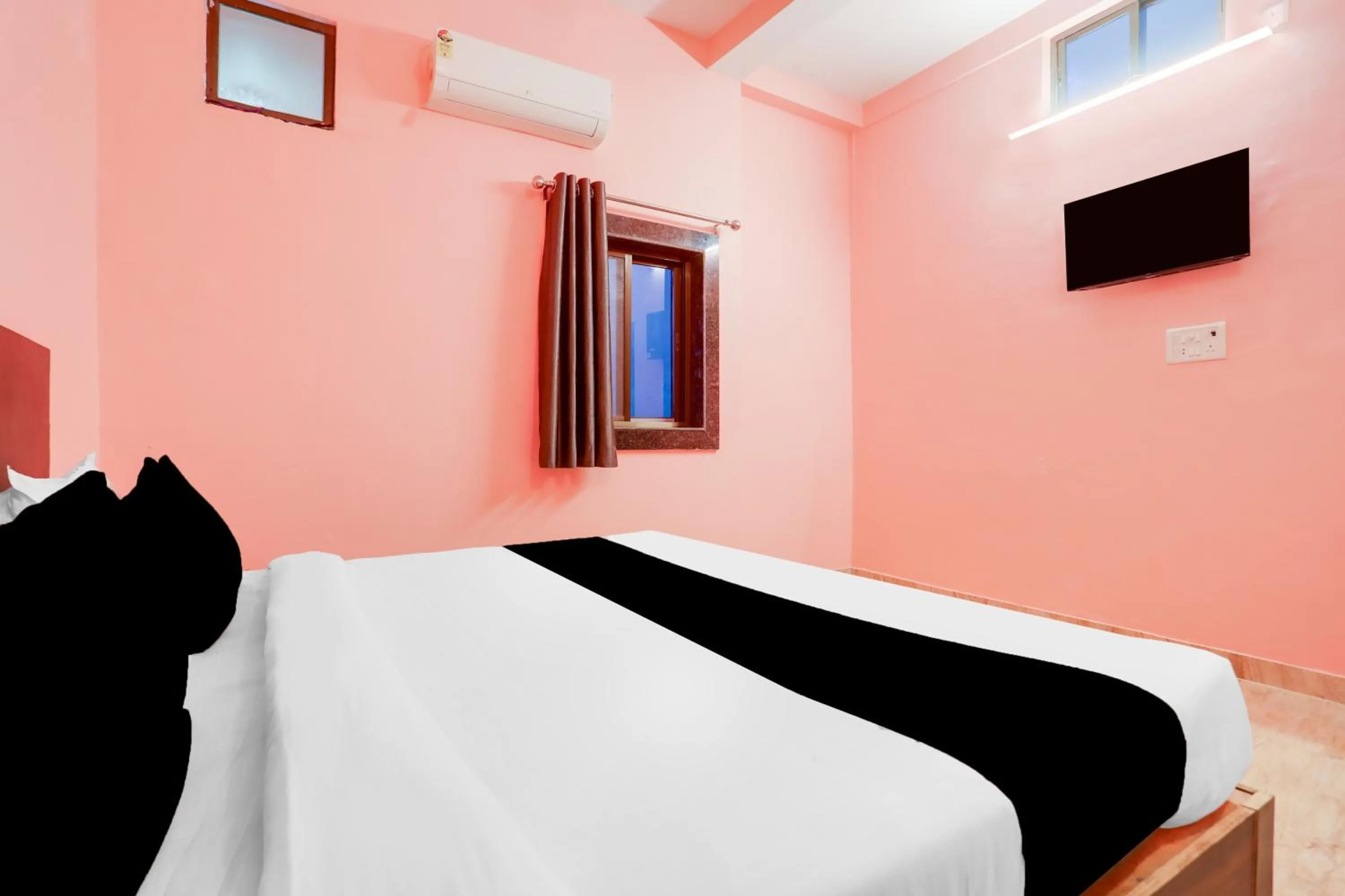 Bedroom in Hotel O Paradise Inn