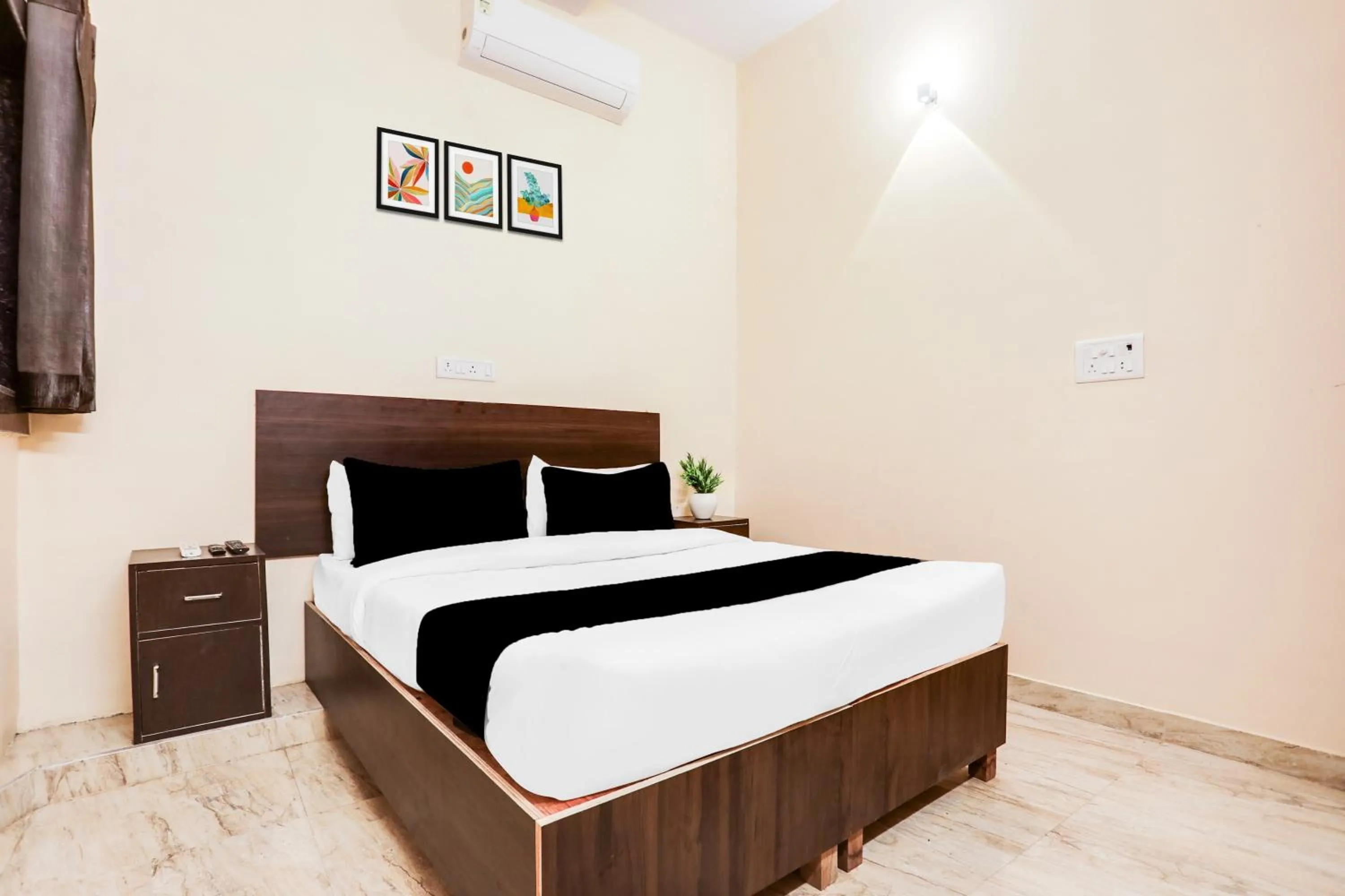Bedroom in Hotel O Paradise Inn