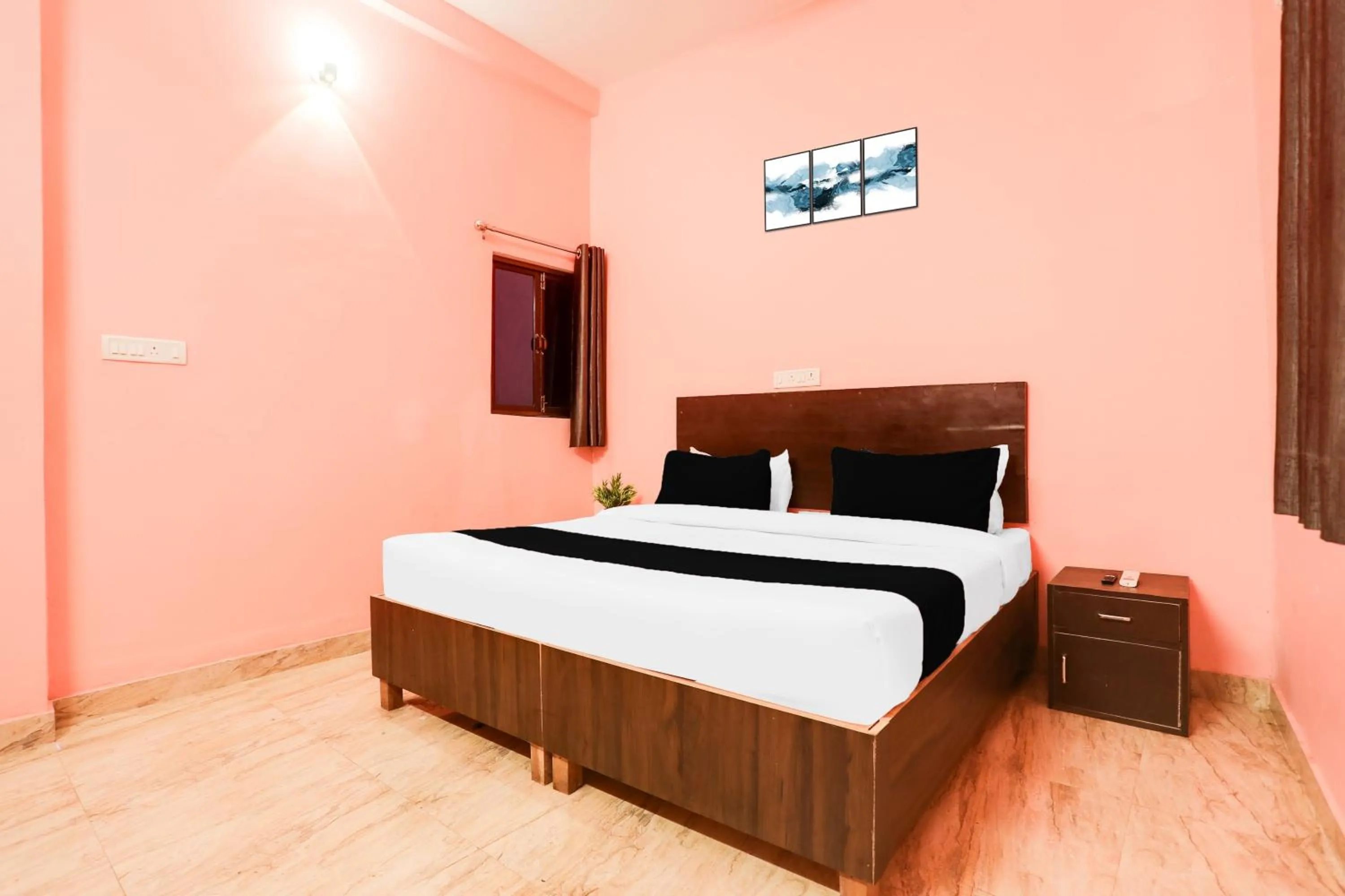 Bedroom in Hotel O Paradise Inn