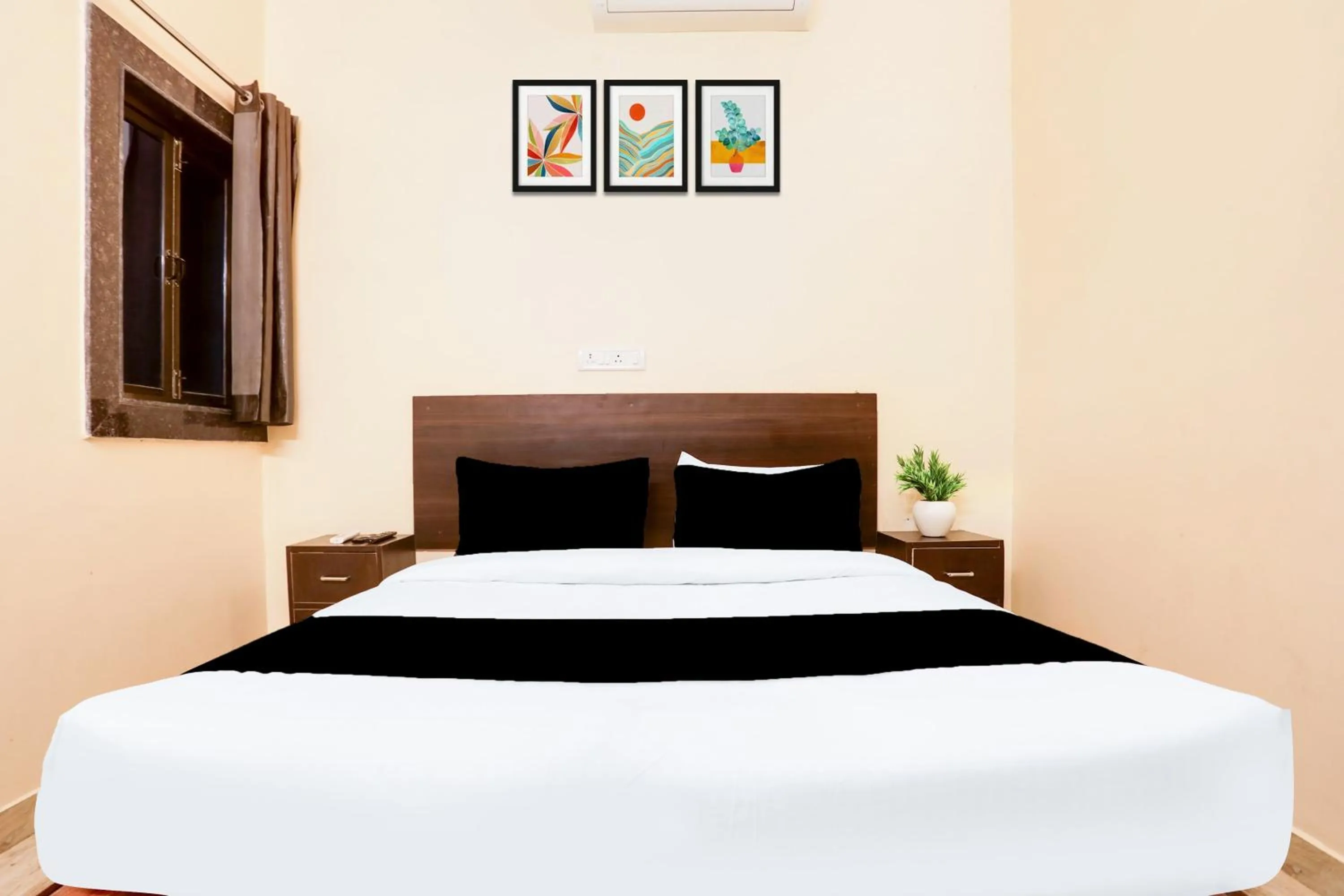 Bedroom in Hotel O Paradise Inn