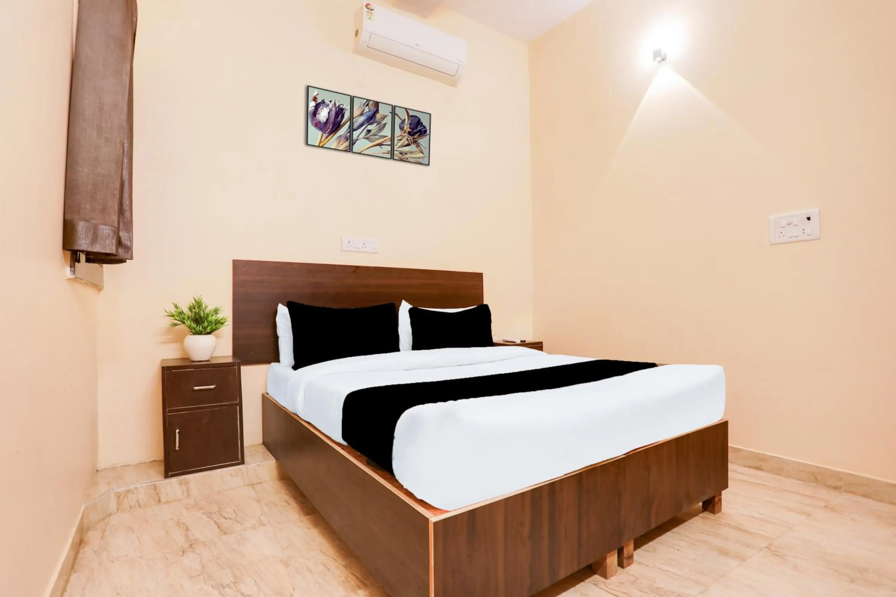 Bedroom in Hotel O Paradise Inn