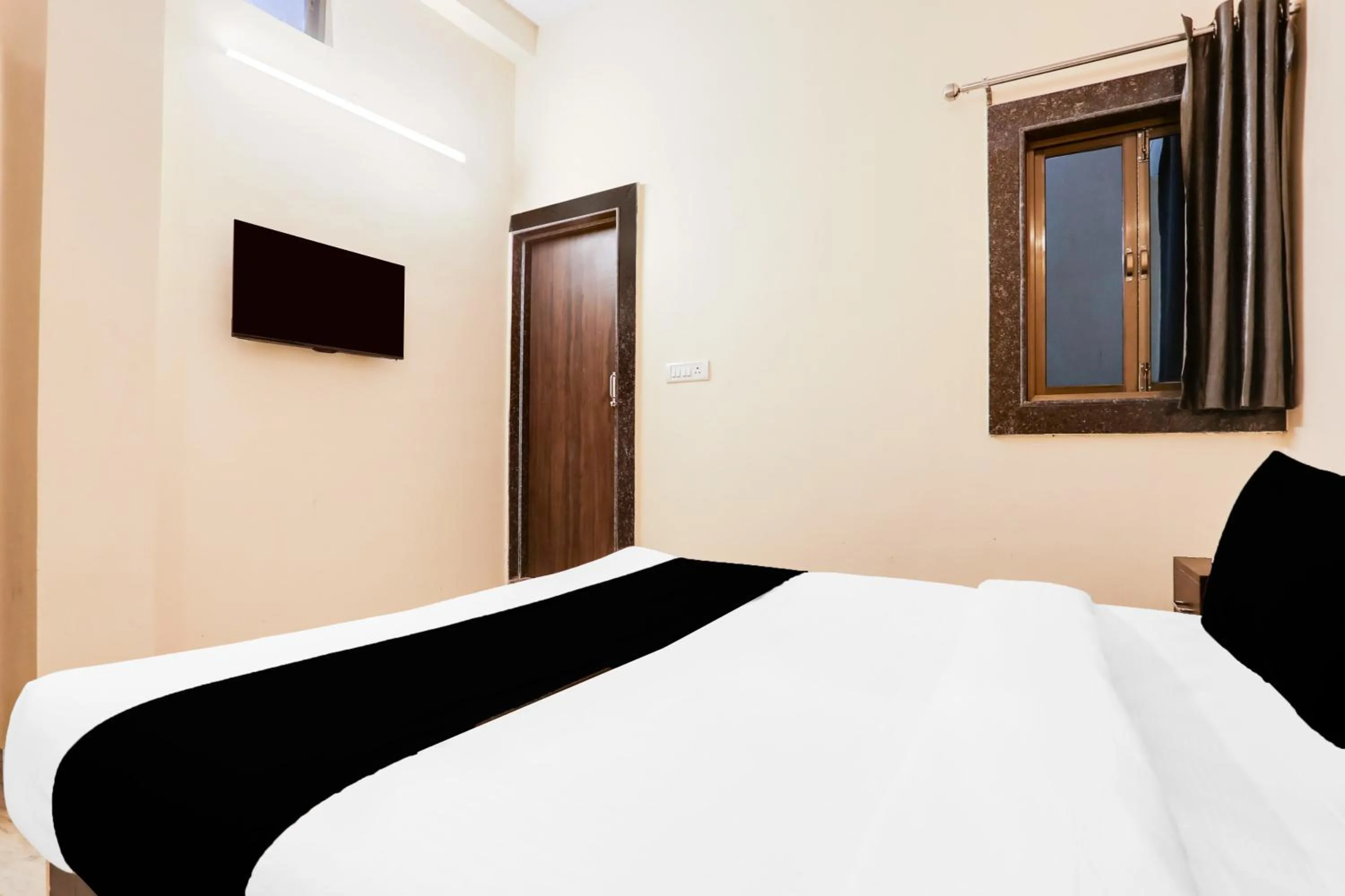 Bedroom in Hotel O Paradise Inn