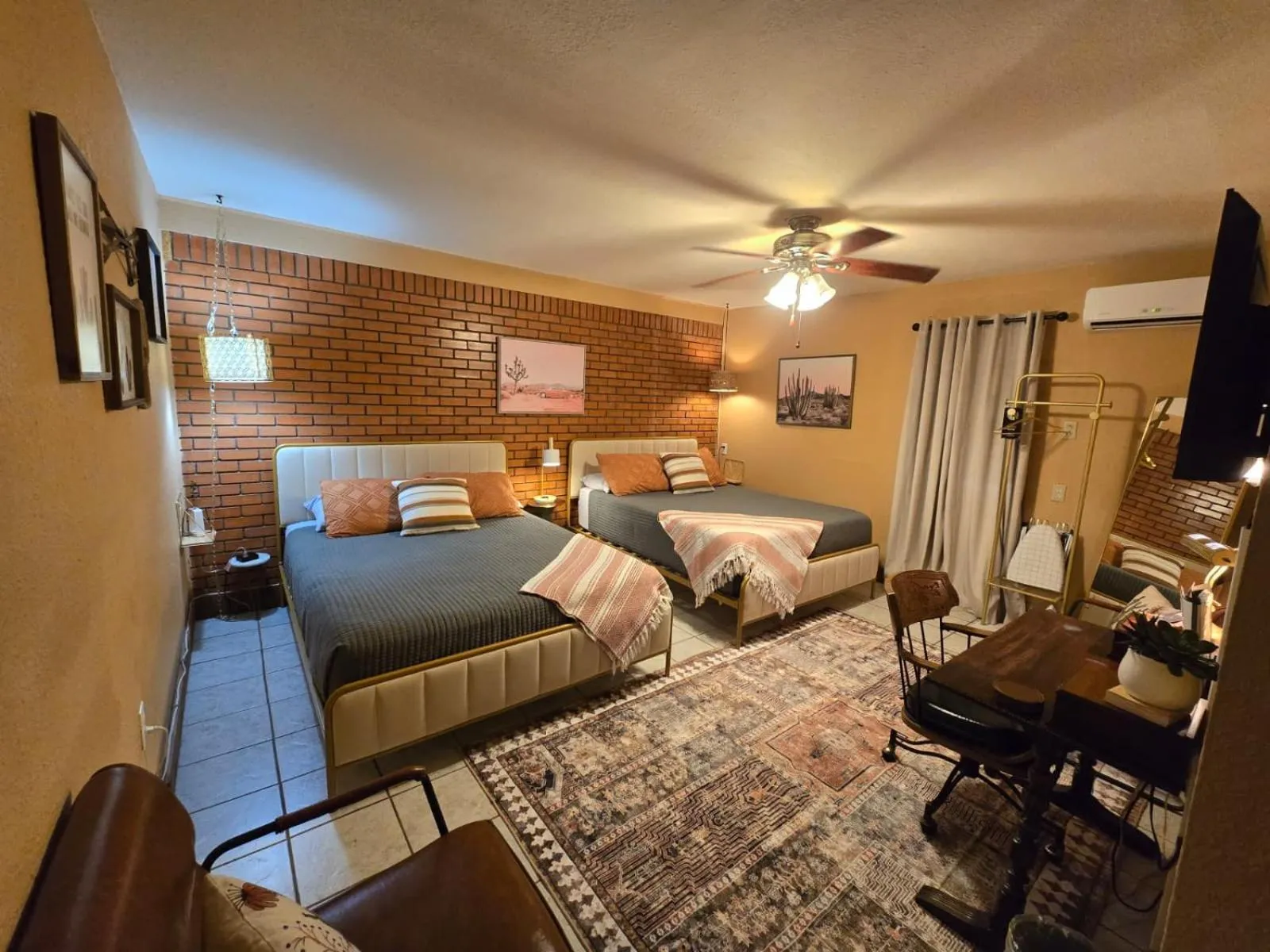 Photo of the whole room, Bed in Roots Retreat