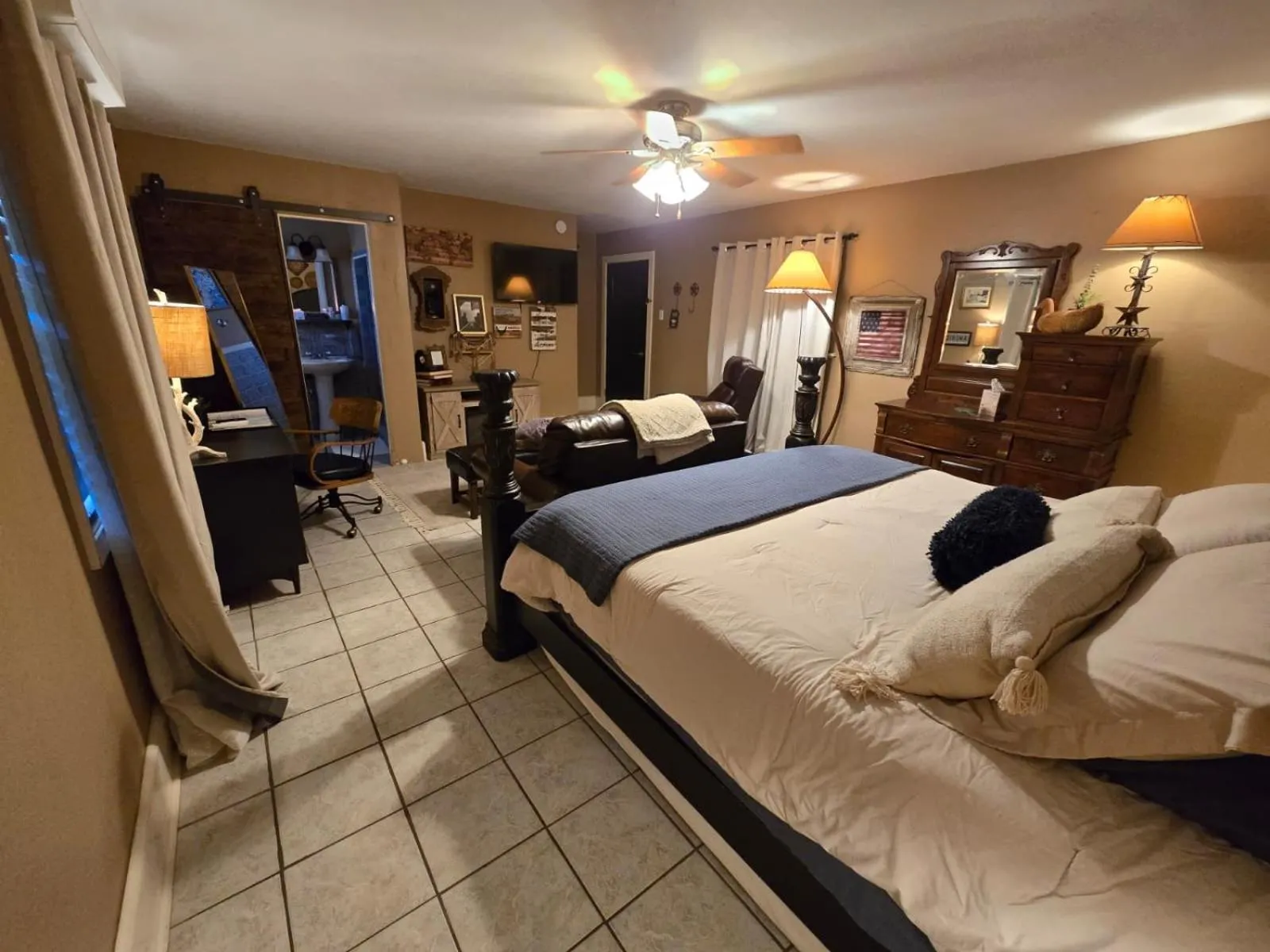 Photo of the whole room, Bed in Roots Retreat