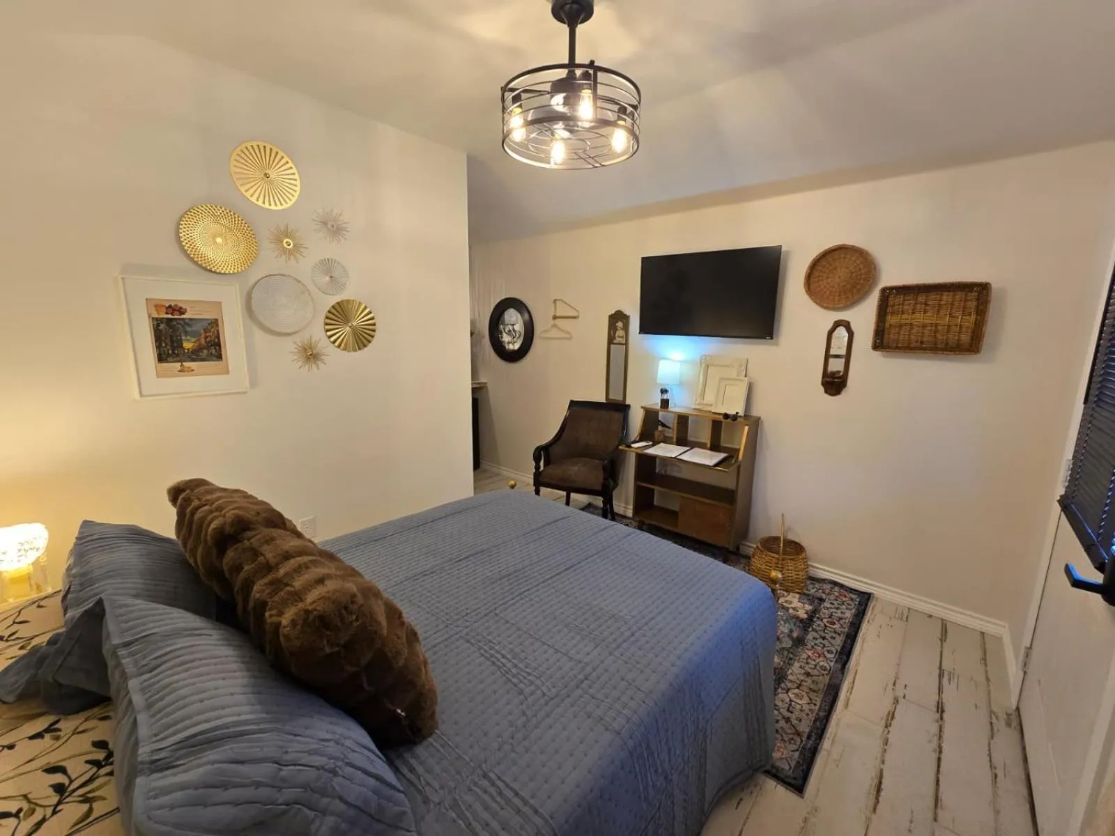 Bedroom, Bed in Roots Retreat