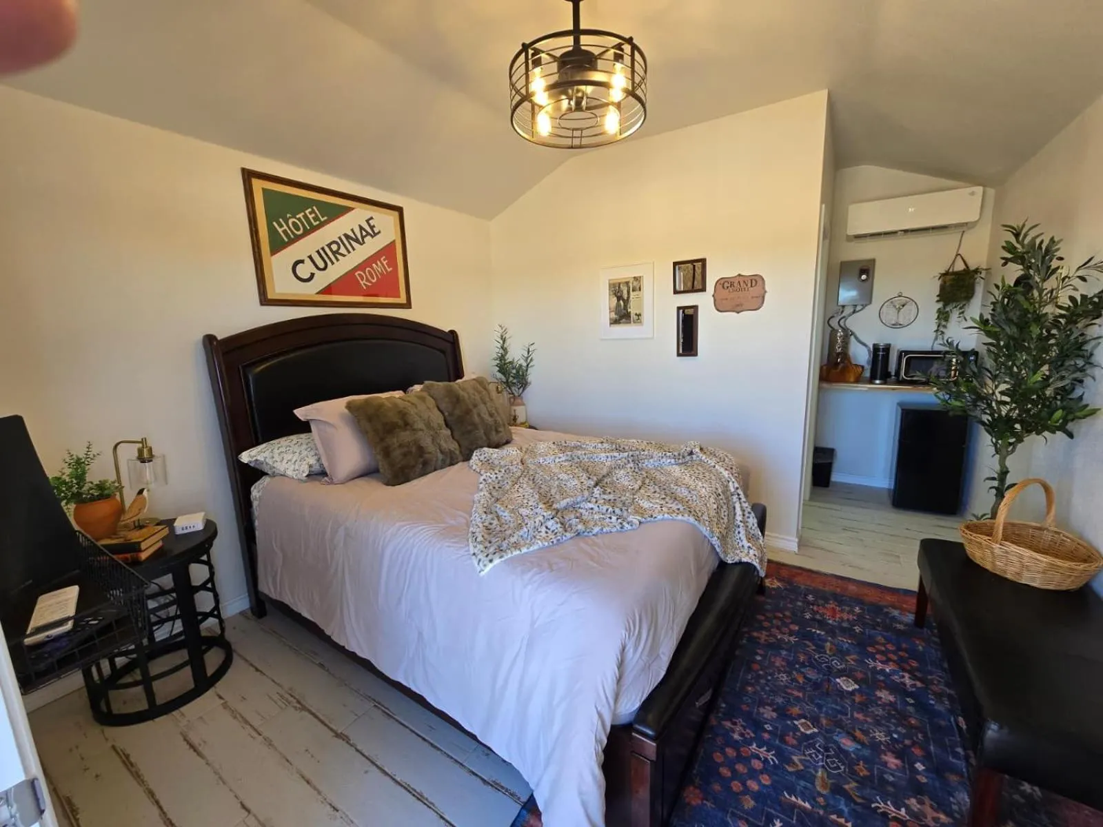 Photo of the whole room, Bed in Roots Retreat