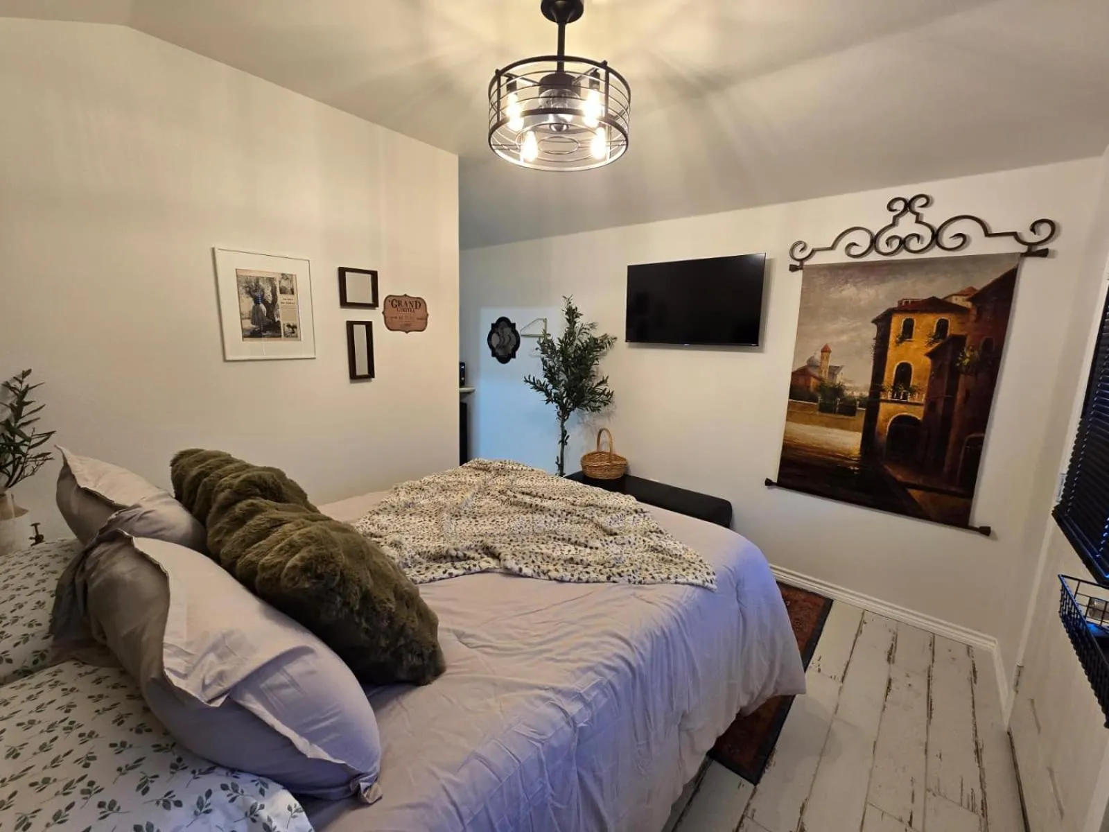 Bedroom, Bed in Roots Retreat