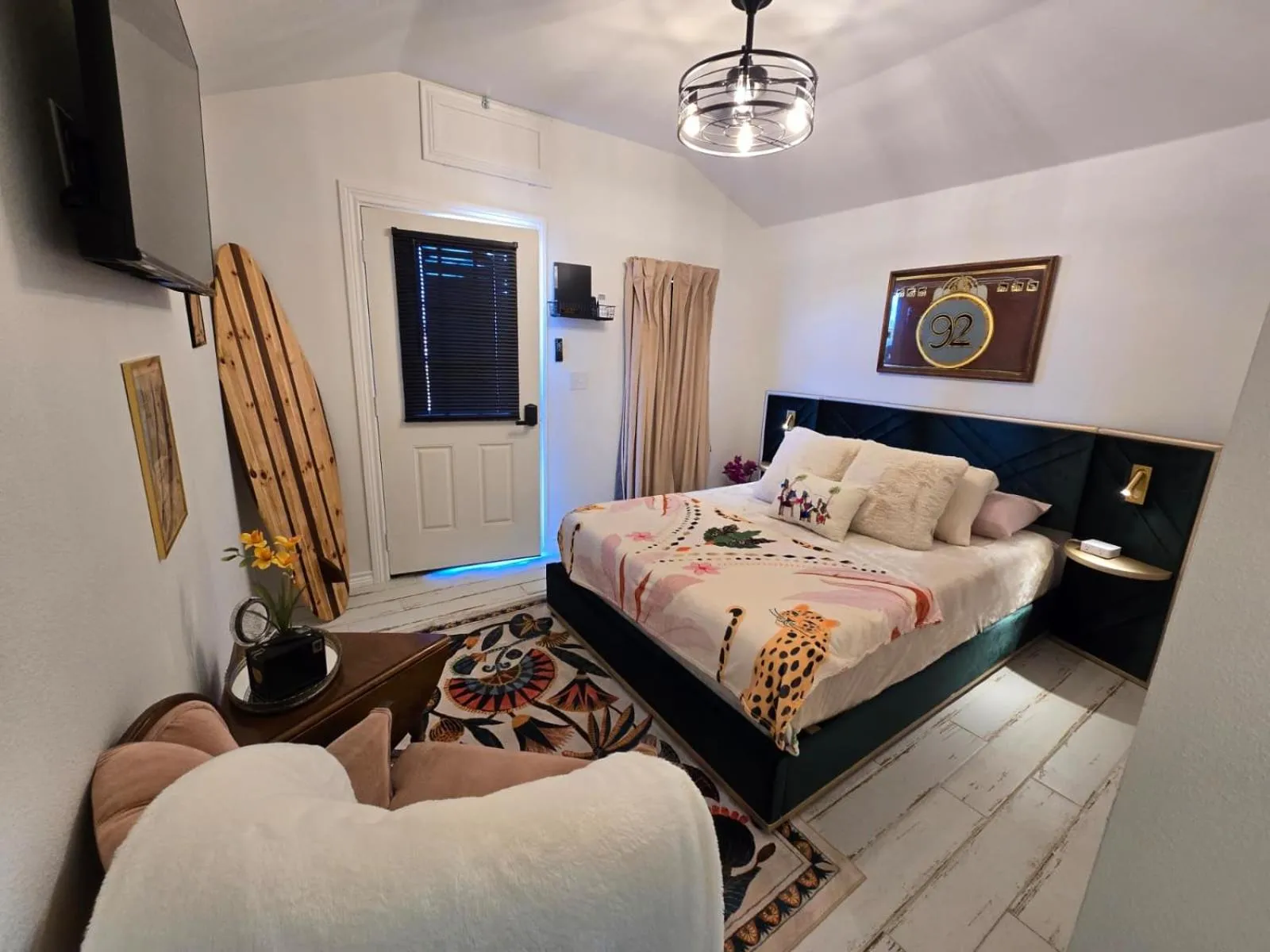 Photo of the whole room, Bed in Roots Retreat
