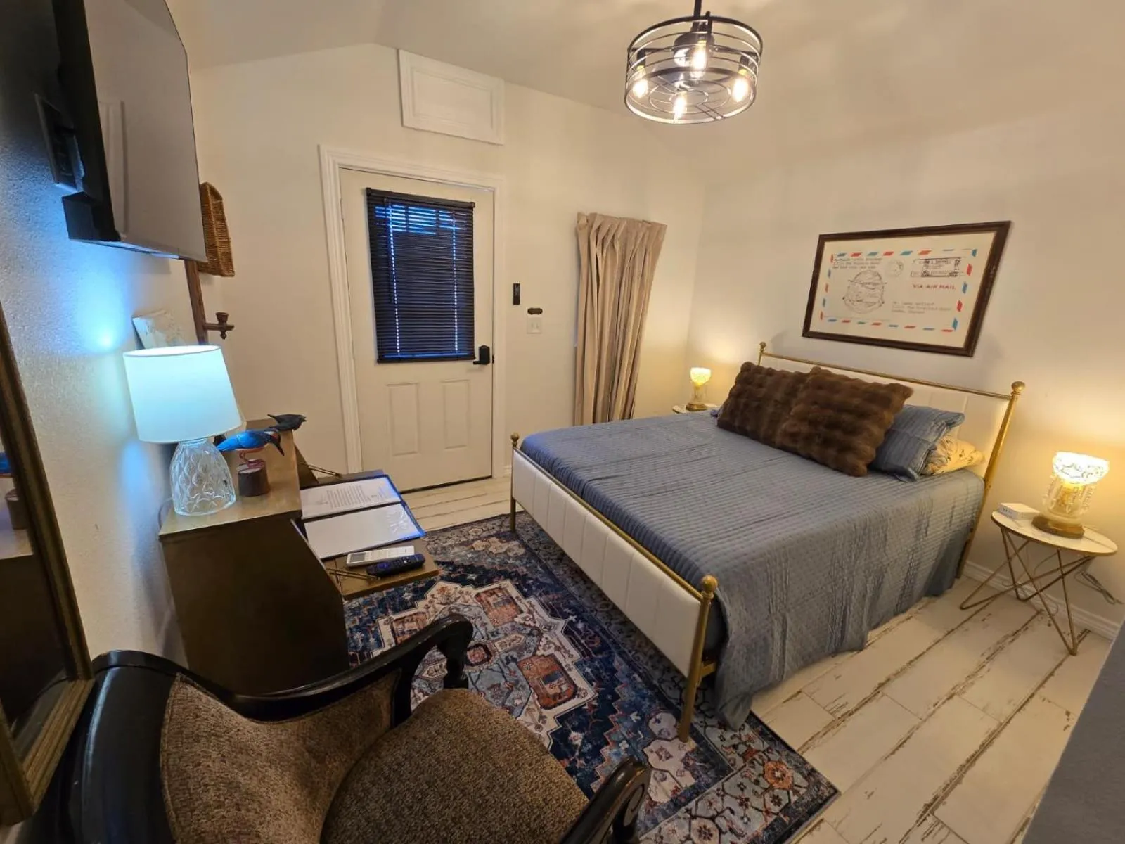 Photo of the whole room, Bed in Roots Retreat