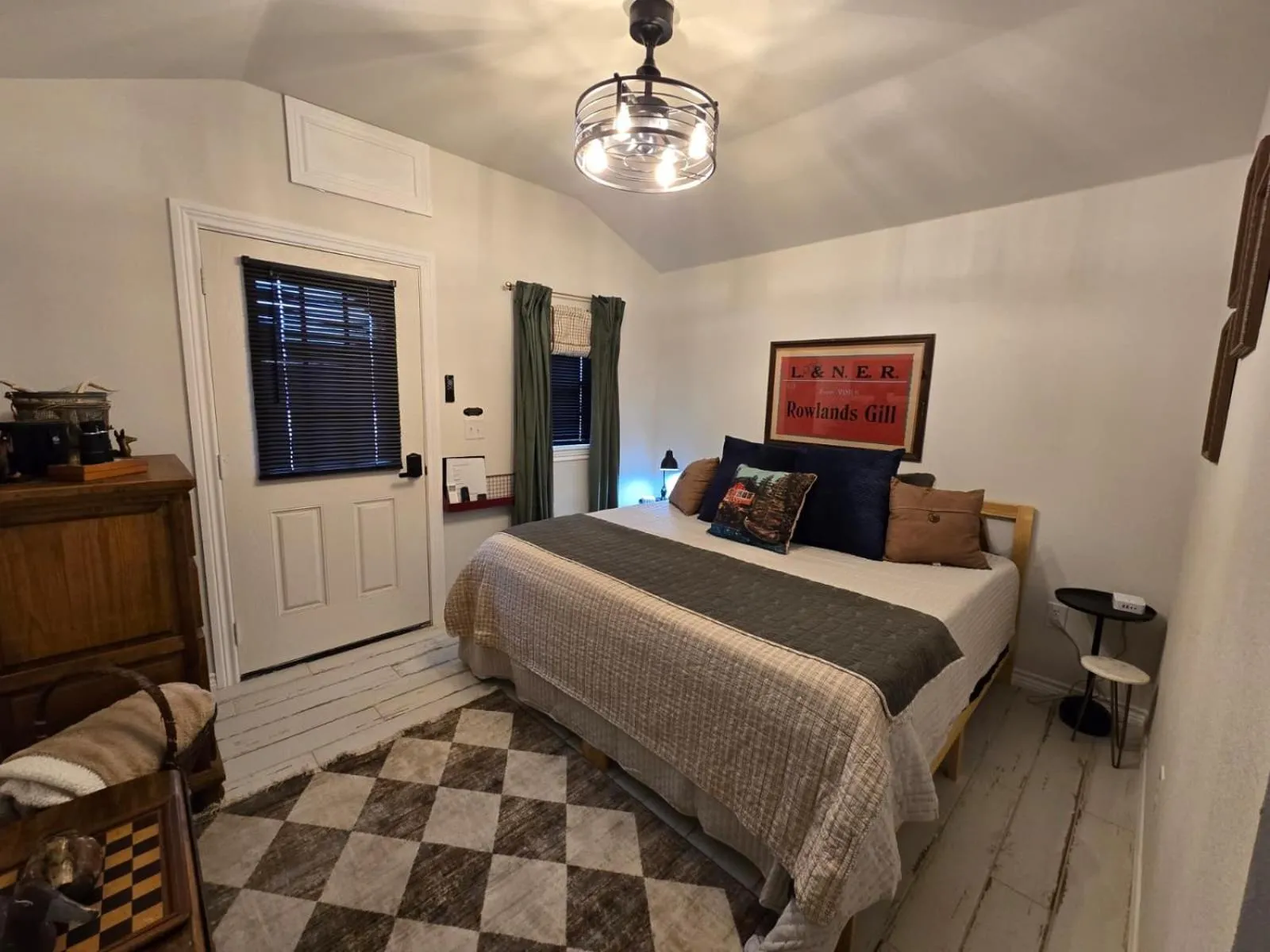 Photo of the whole room, Bed in Roots Retreat