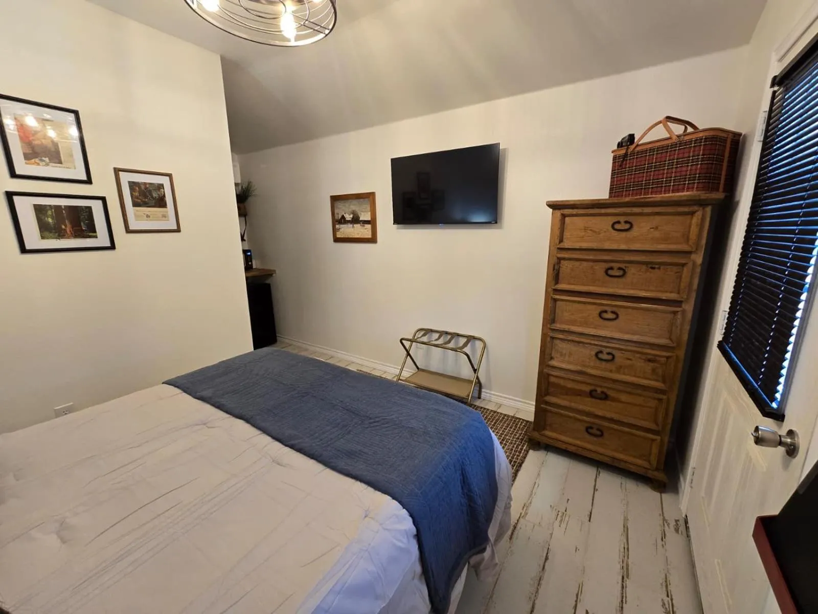 TV and multimedia, Bed in Roots Retreat