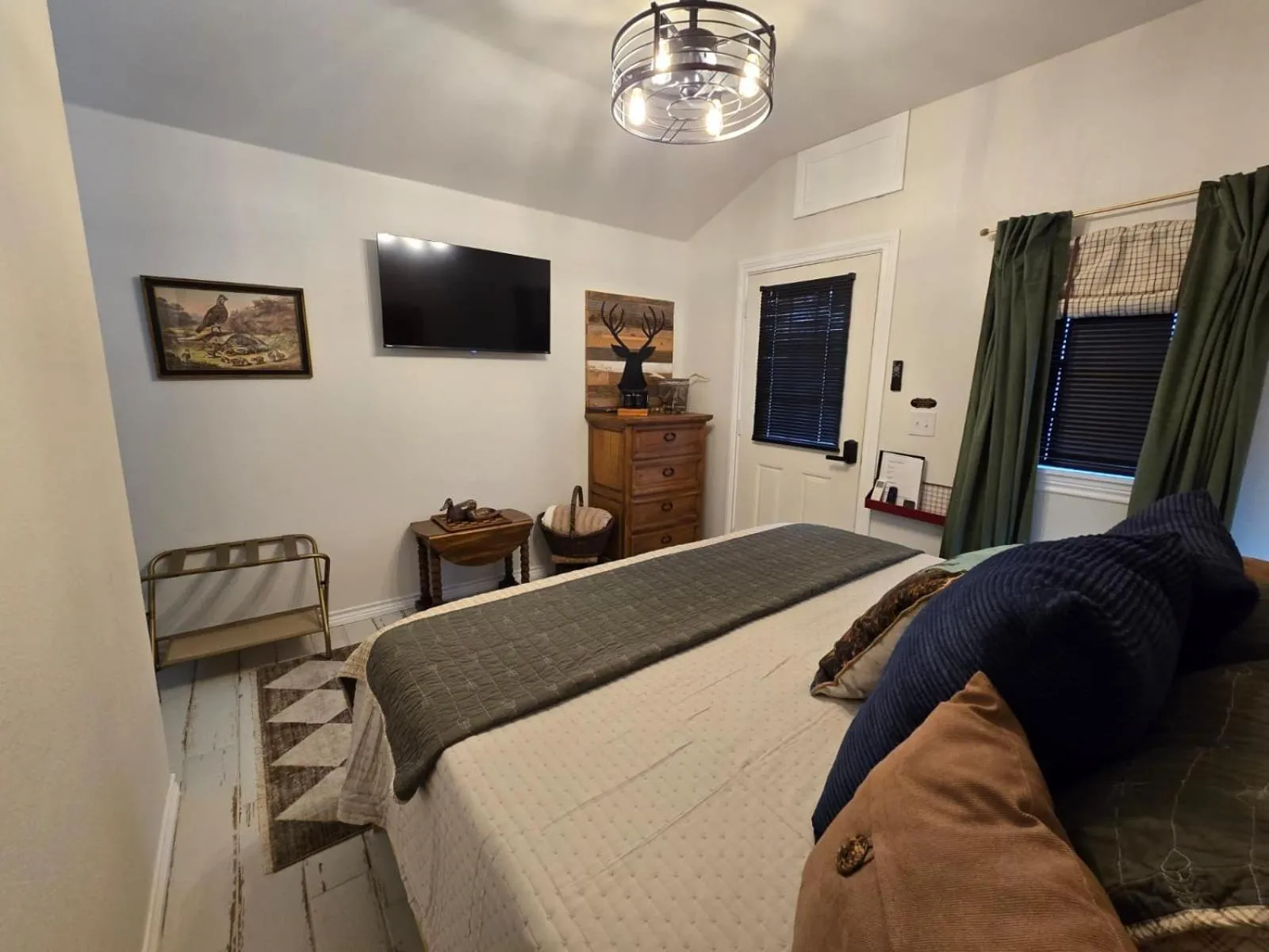 TV and multimedia, Bed in Roots Retreat