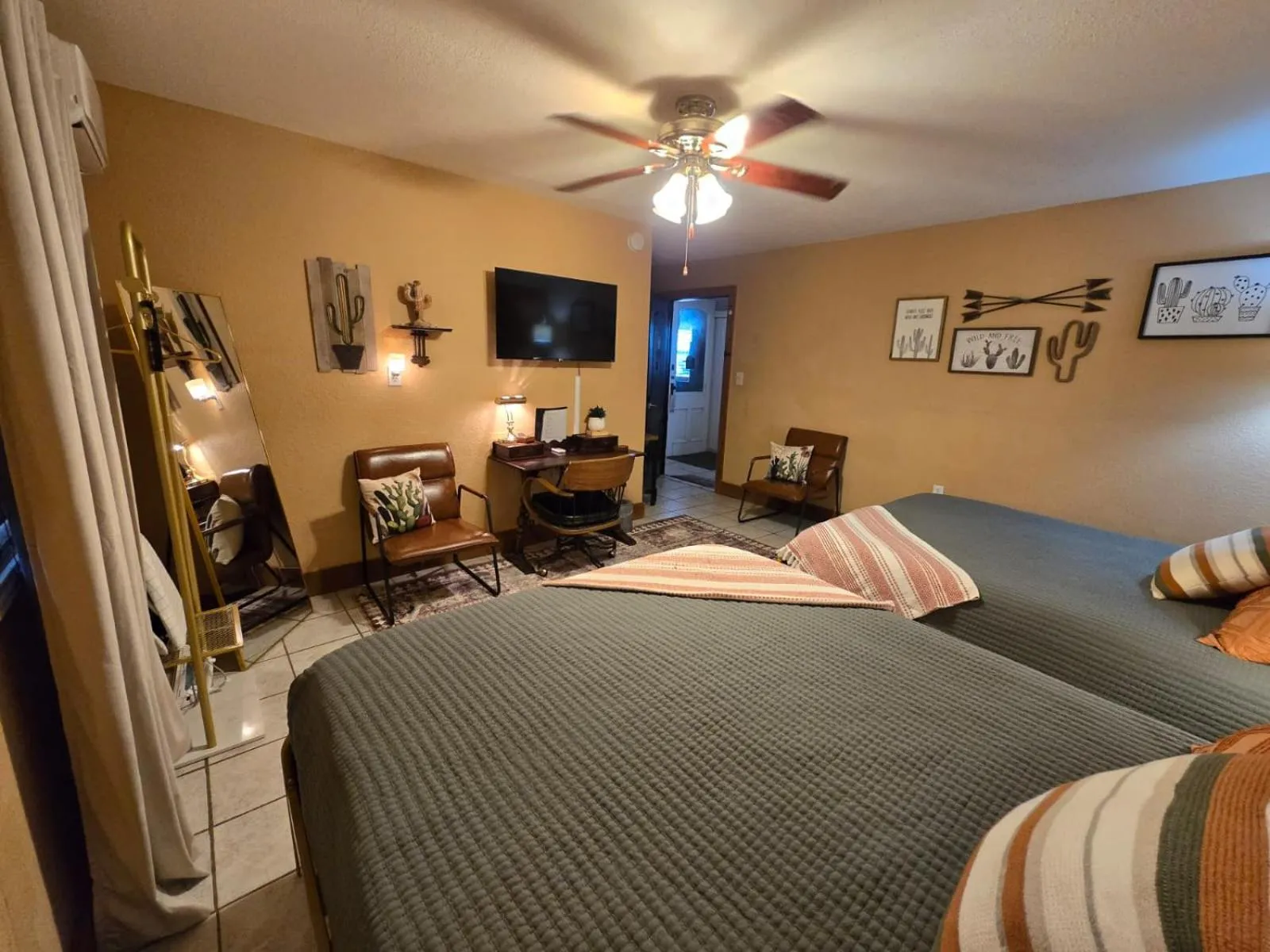 Photo of the whole room, Bed in Roots Retreat