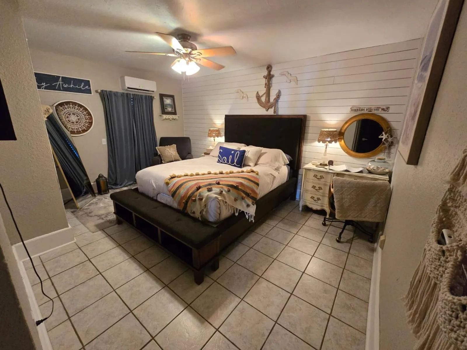 Photo of the whole room, Bed in Roots Retreat