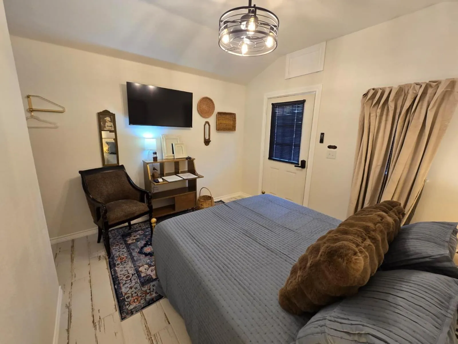 Bedroom, Bed in Roots Retreat