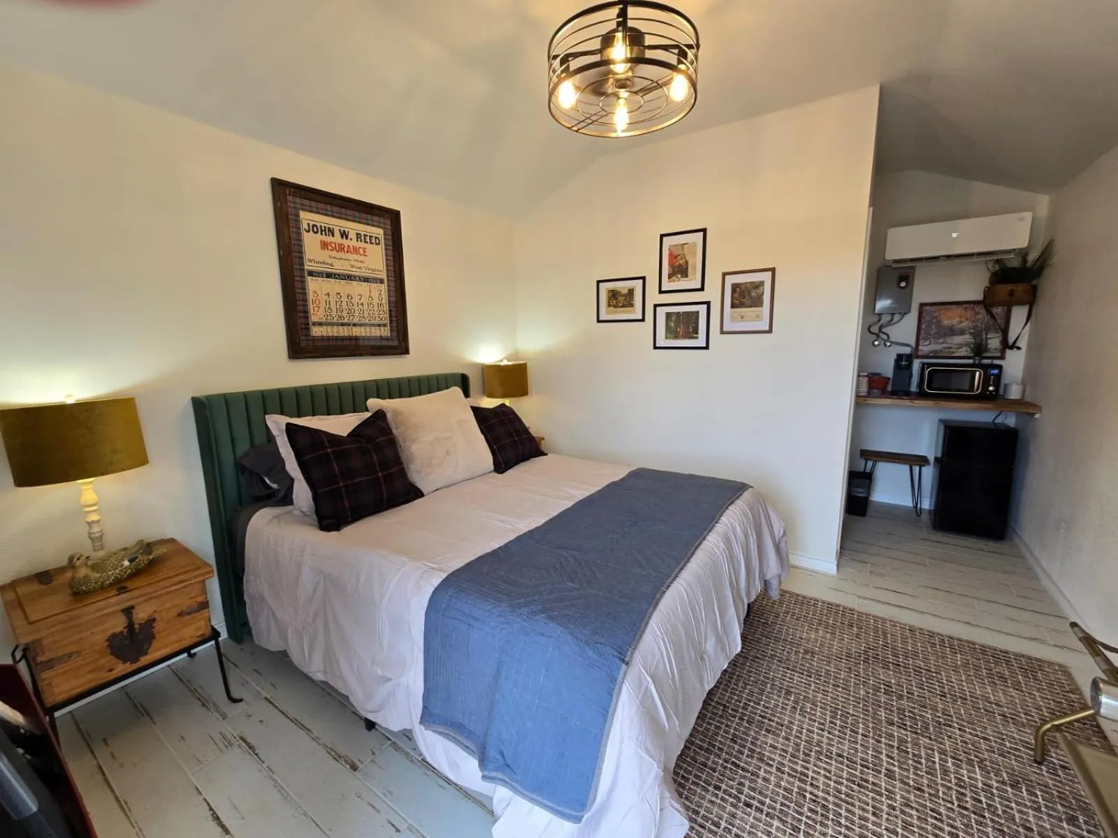 Photo of the whole room, Bed in Roots Retreat