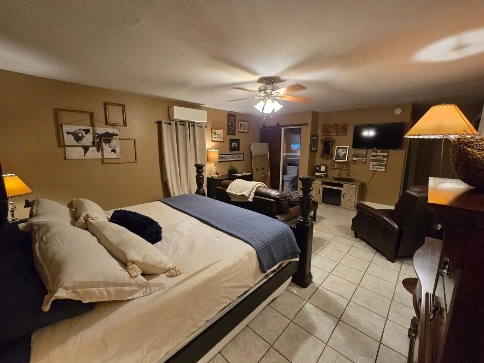 Photo of the whole room, Bed in Roots Retreat