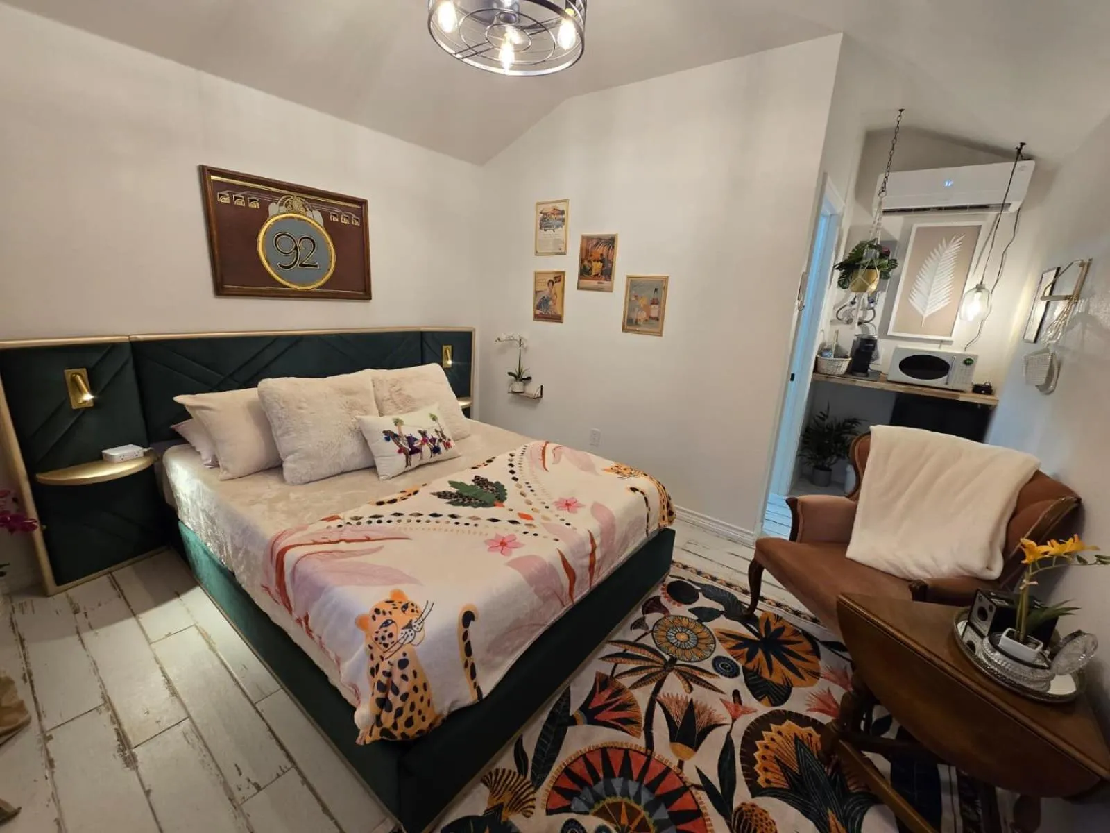 Photo of the whole room, Bed in Roots Retreat
