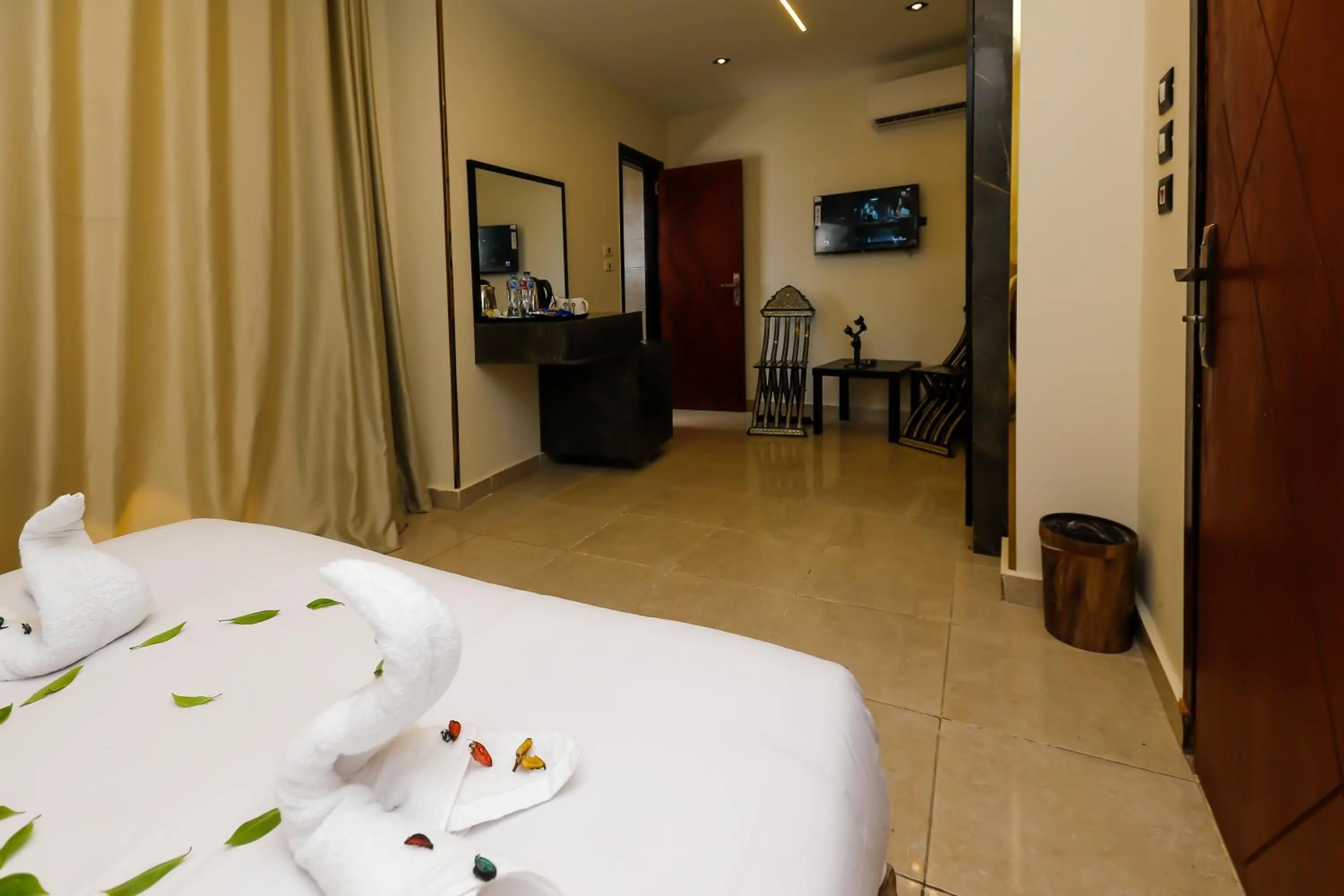 Communal lounge/ TV room in Taj Pyramids inn - Pyramids View Rooftop