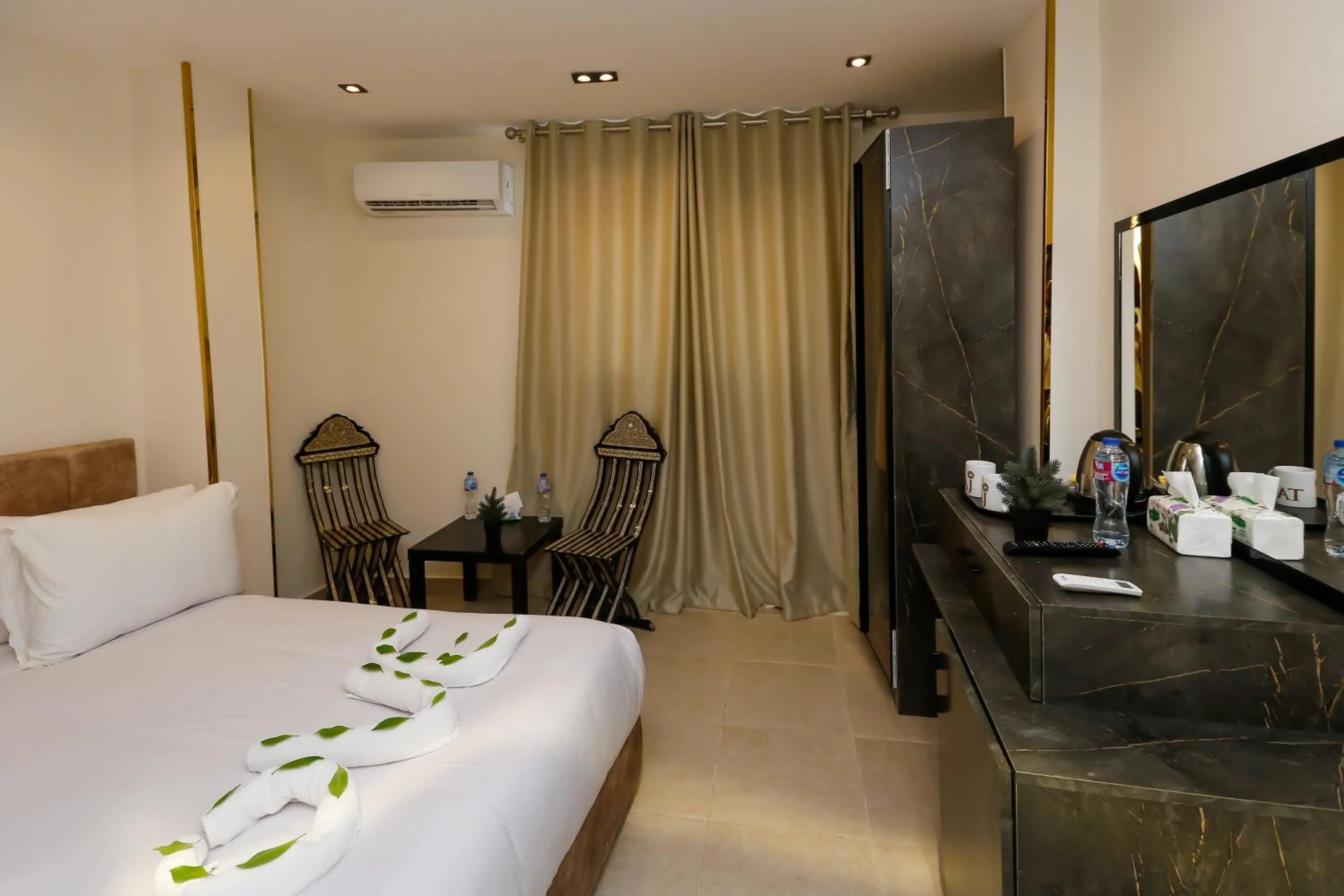 Bed in Taj Pyramids inn - Pyramids View Rooftop