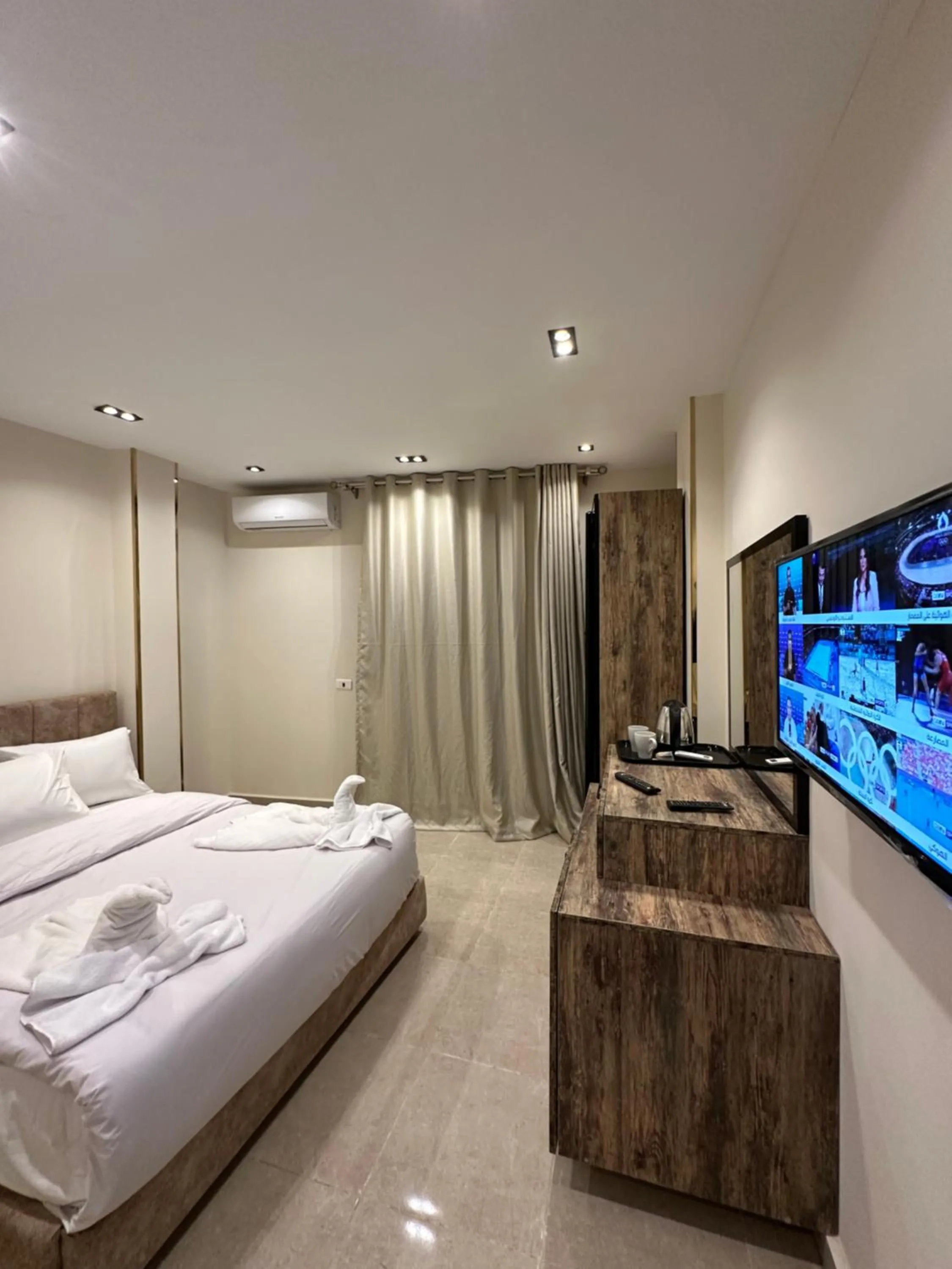 Communal lounge/ TV room in Taj Pyramids inn - Pyramids View Rooftop