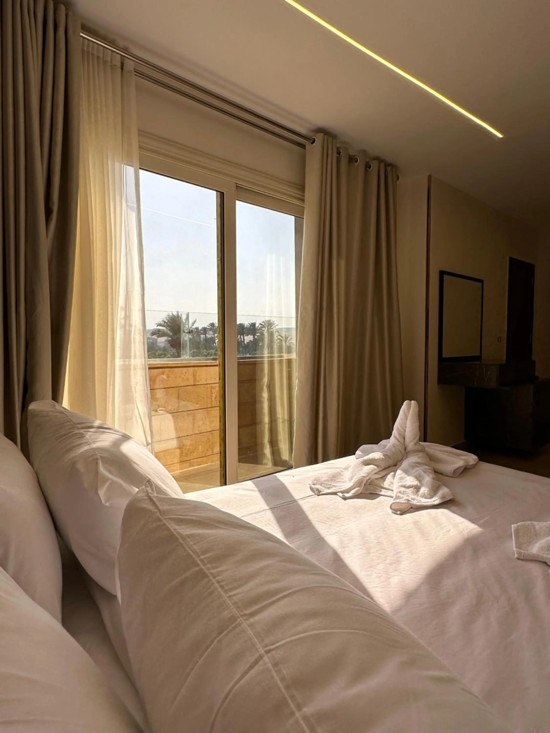 Bed in Taj Pyramids inn - Pyramids View Rooftop