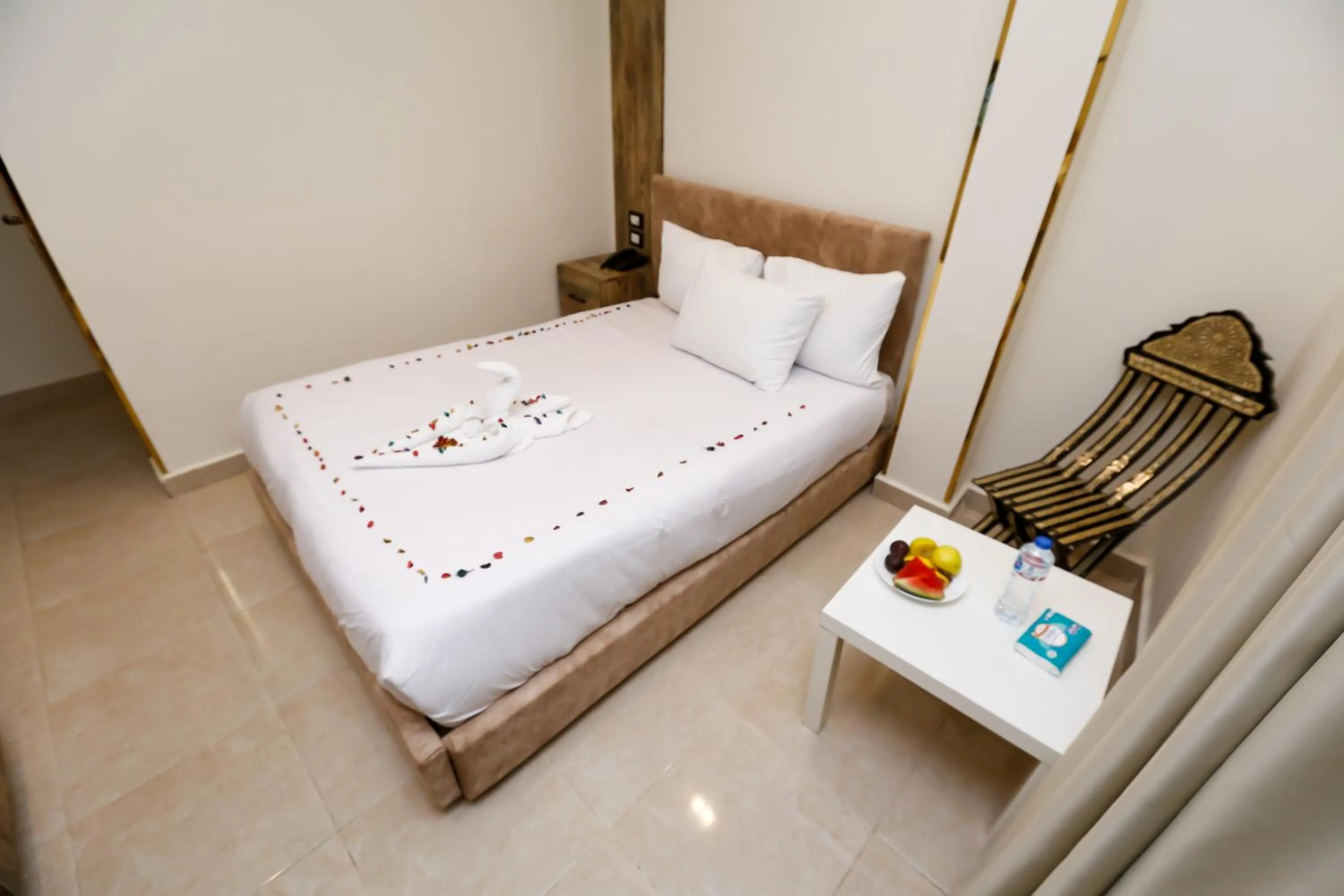 Bed in Taj Pyramids inn - Pyramids View Rooftop