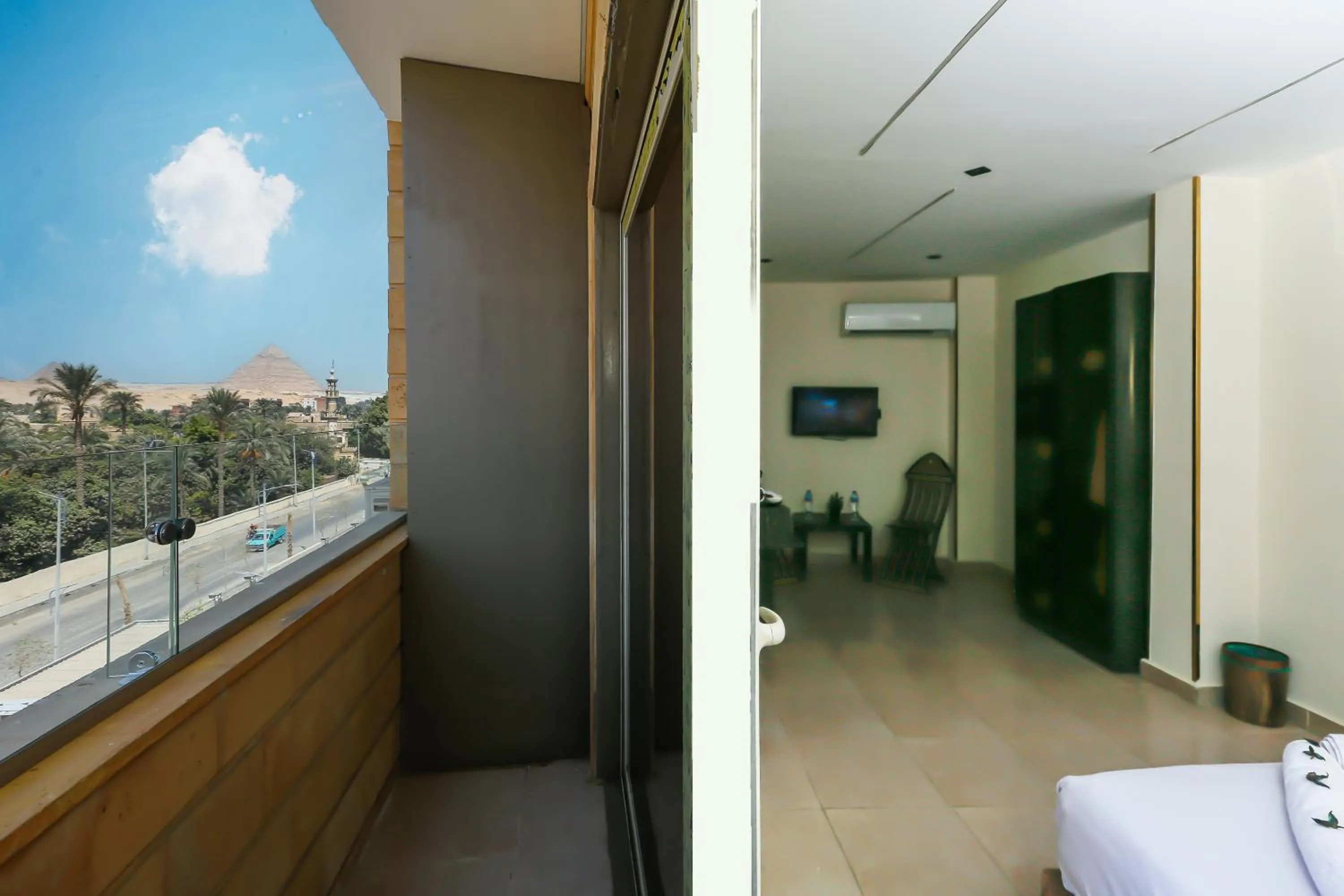 Communal lounge/ TV room in Taj Pyramids inn - Pyramids View Rooftop