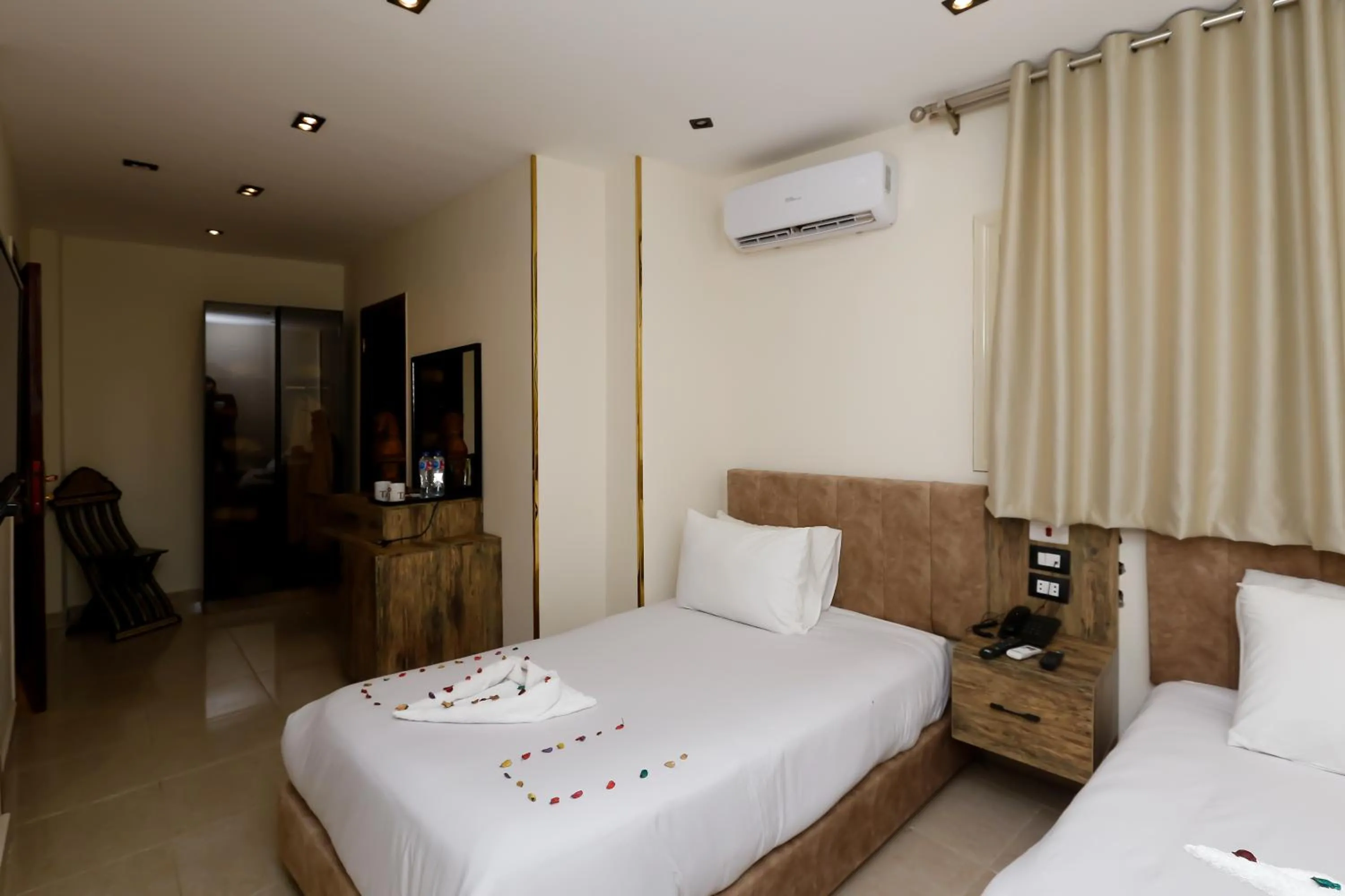 Bed in Taj Pyramids inn - Pyramids View Rooftop