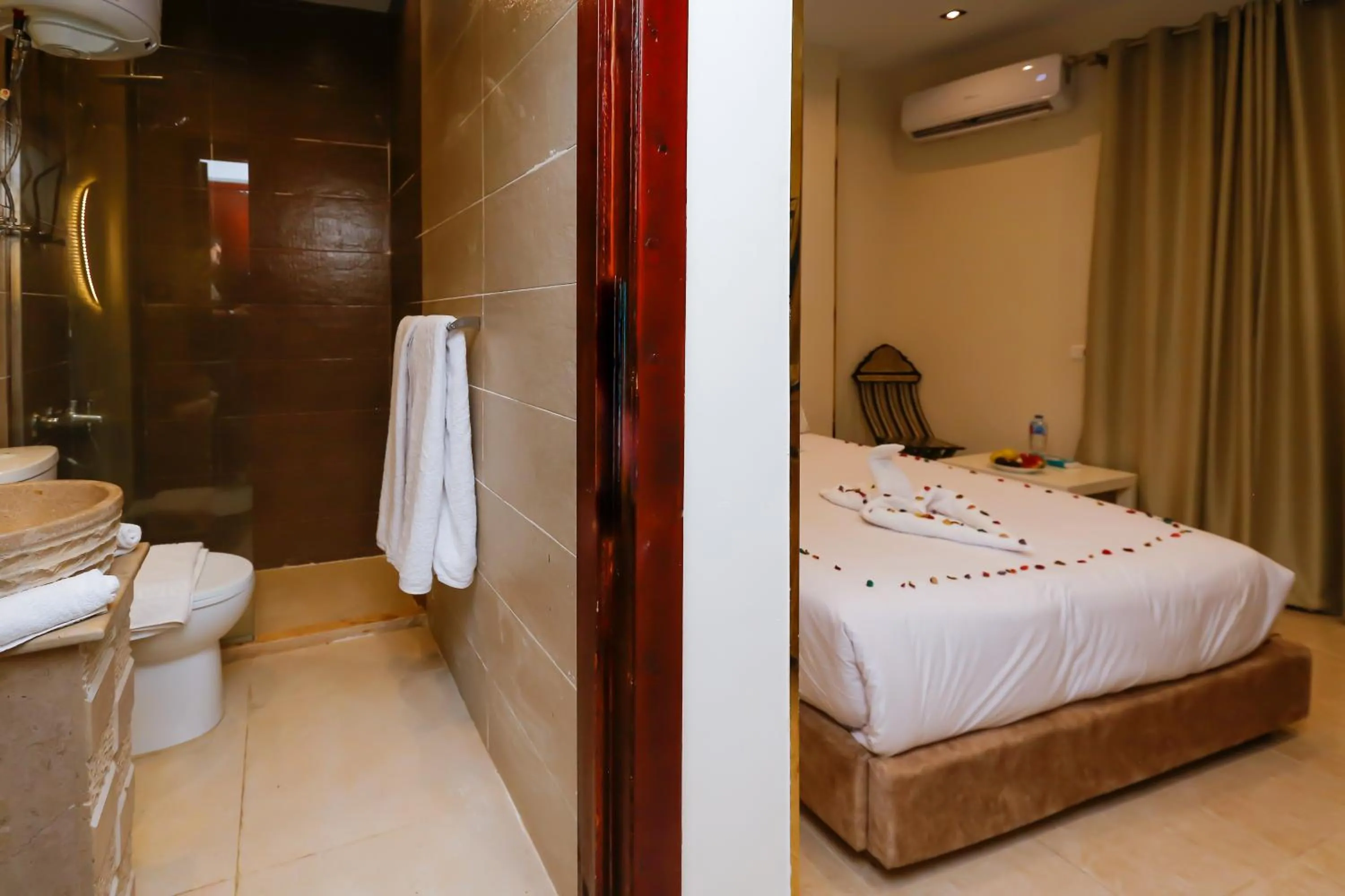 Shower in Taj Pyramids inn - Pyramids View Rooftop