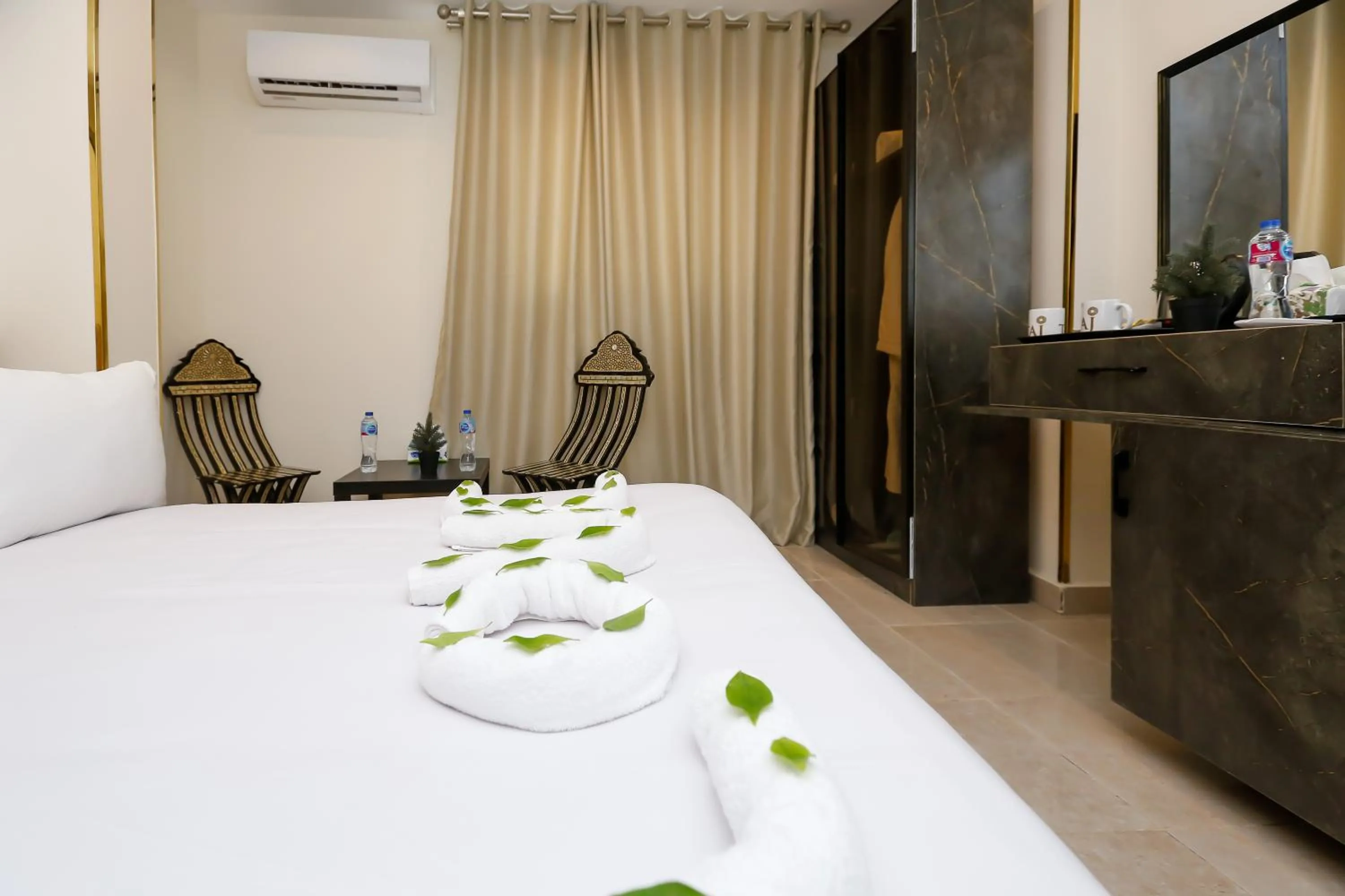 Bed in Taj Pyramids inn - Pyramids View Rooftop