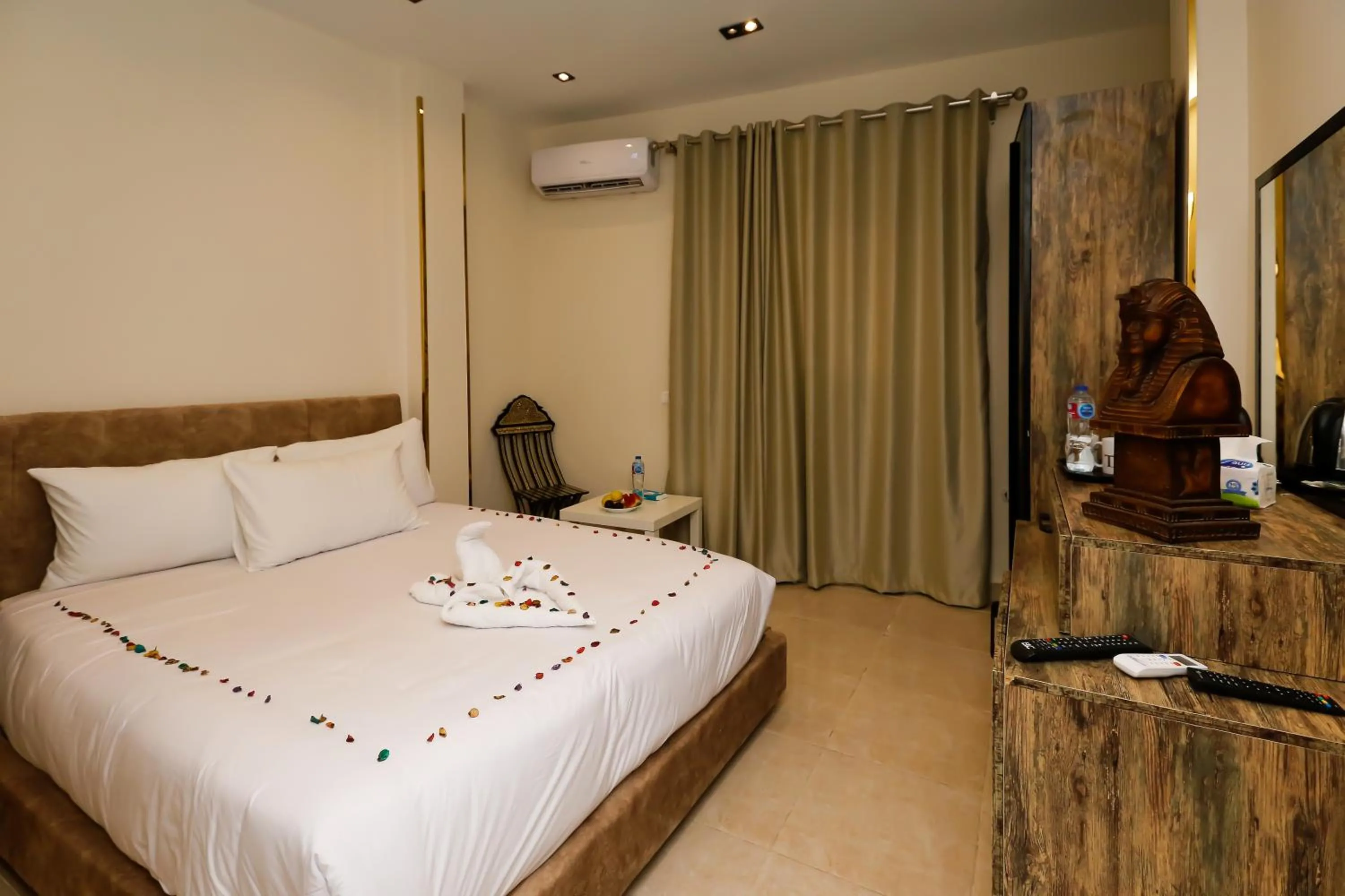 Bed in Taj Pyramids inn - Pyramids View Rooftop