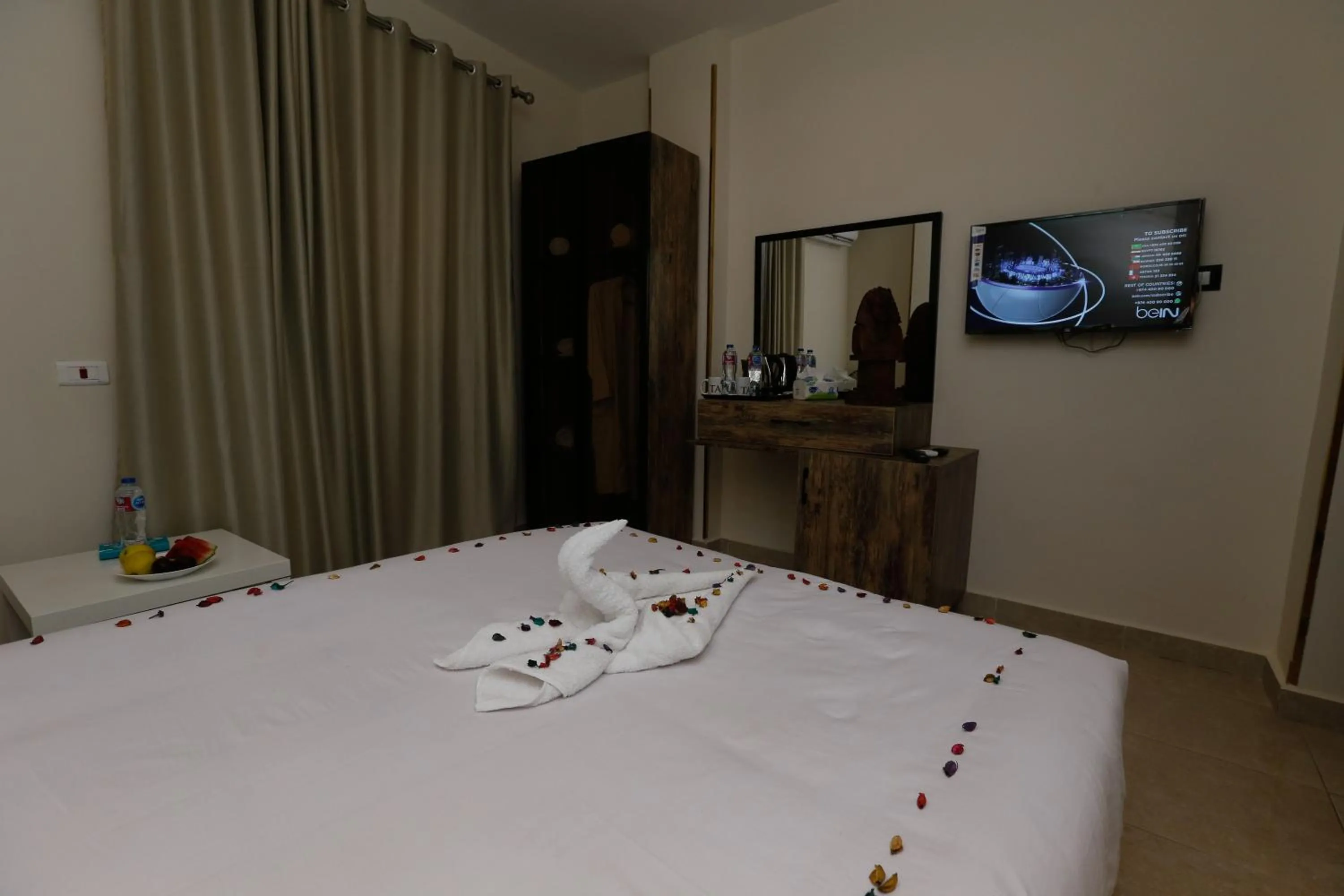Bed in Taj Pyramids inn - Pyramids View Rooftop