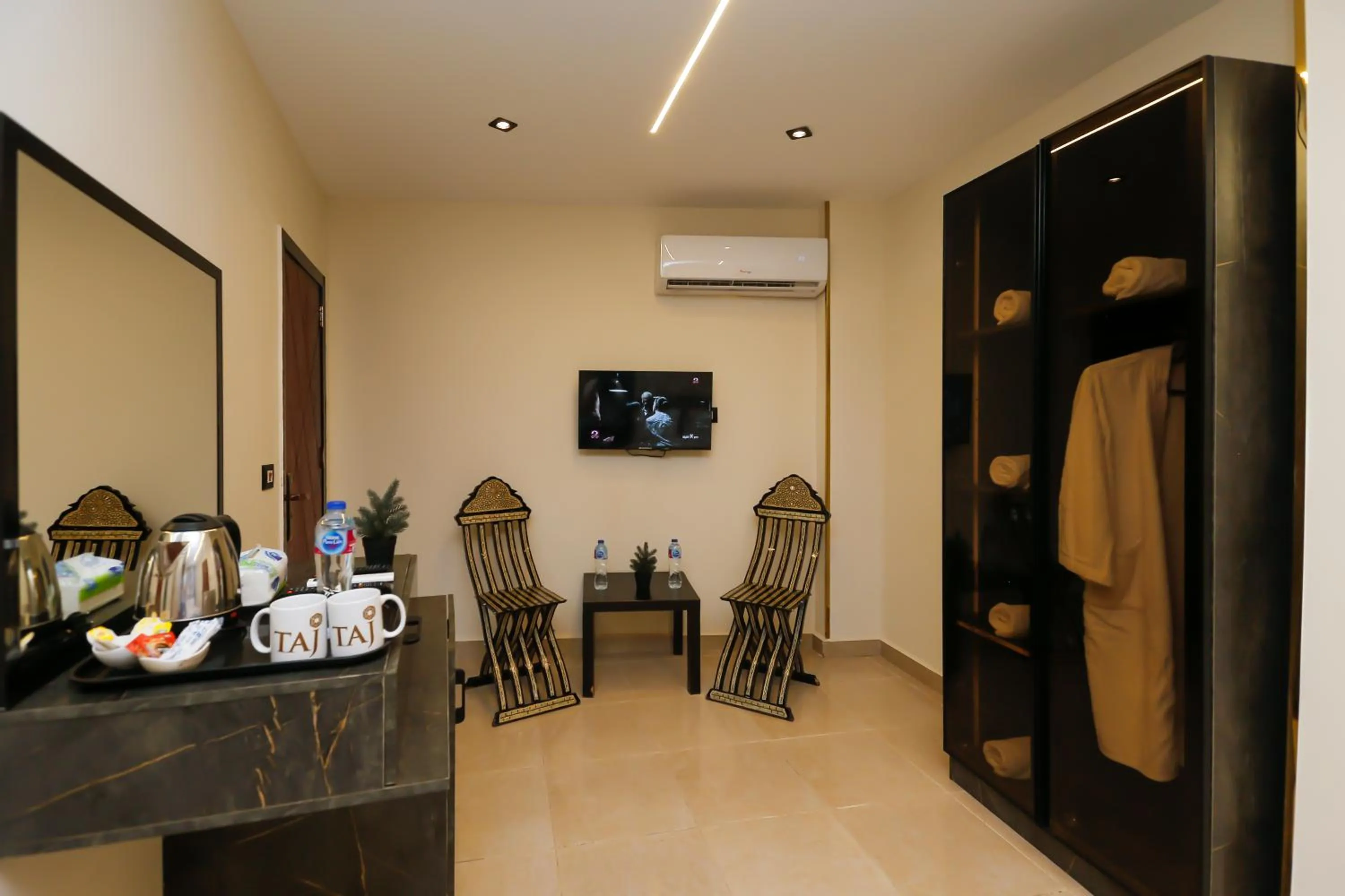 Communal lounge/ TV room in Taj Pyramids inn - Pyramids View Rooftop