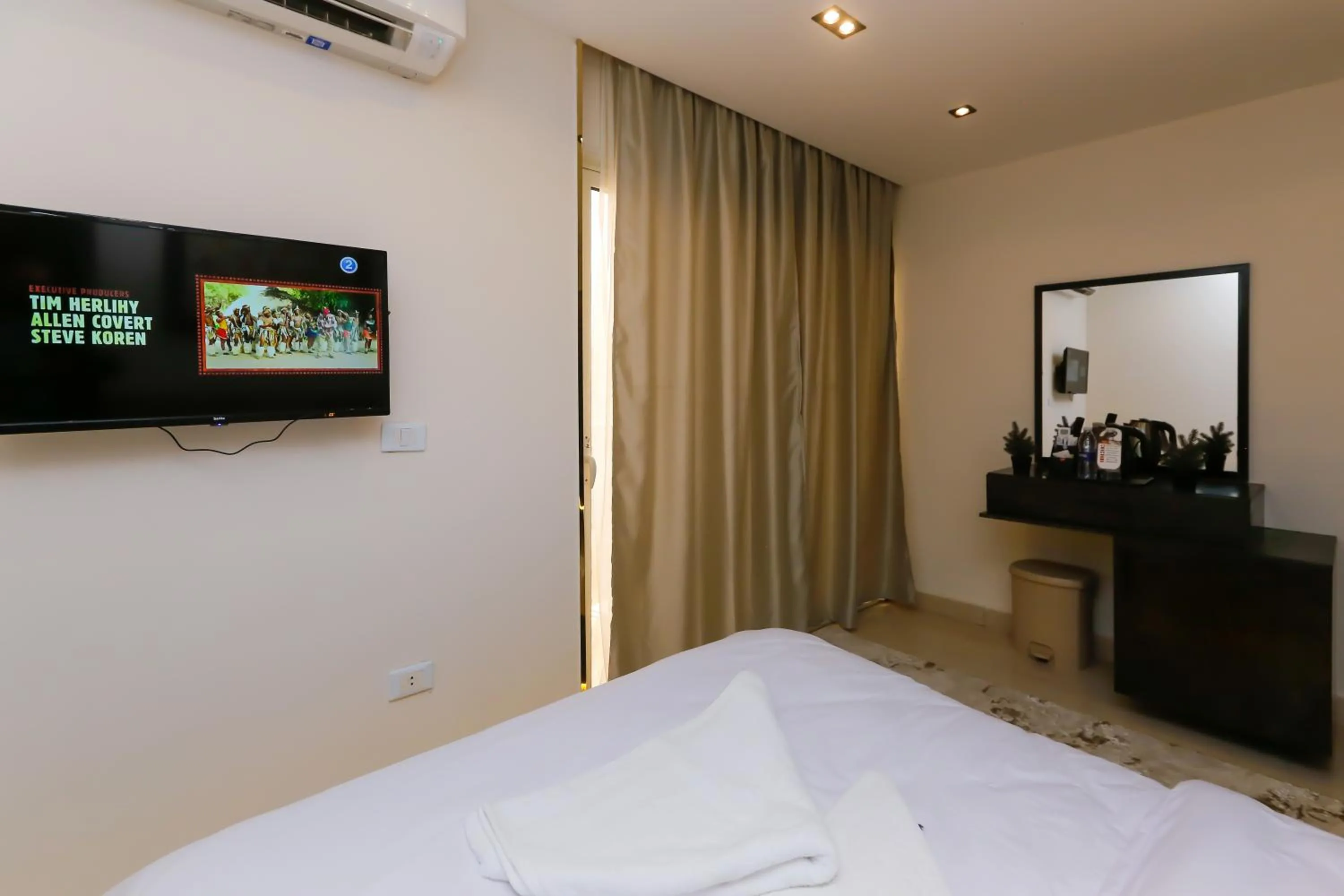Communal lounge/ TV room in Taj Pyramids inn - Pyramids View Rooftop