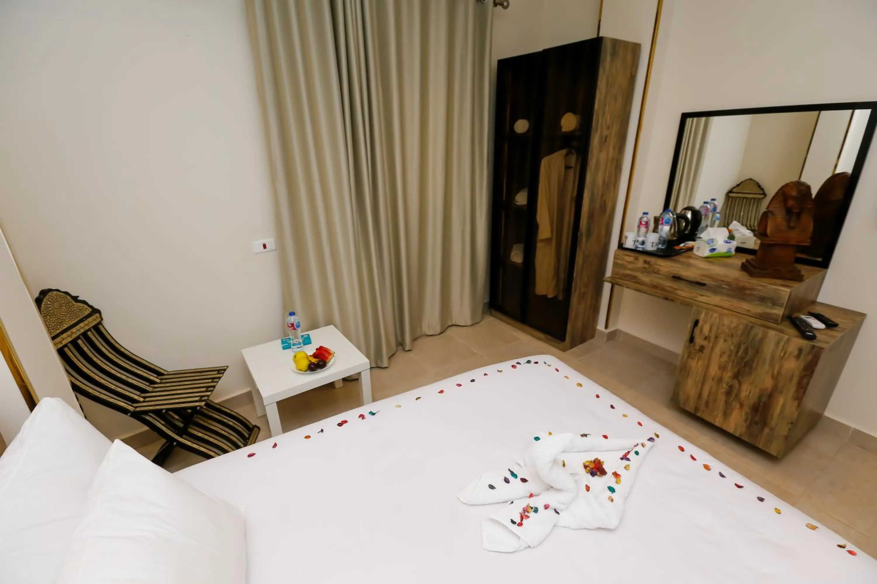 Bed in Taj Pyramids inn - Pyramids View Rooftop