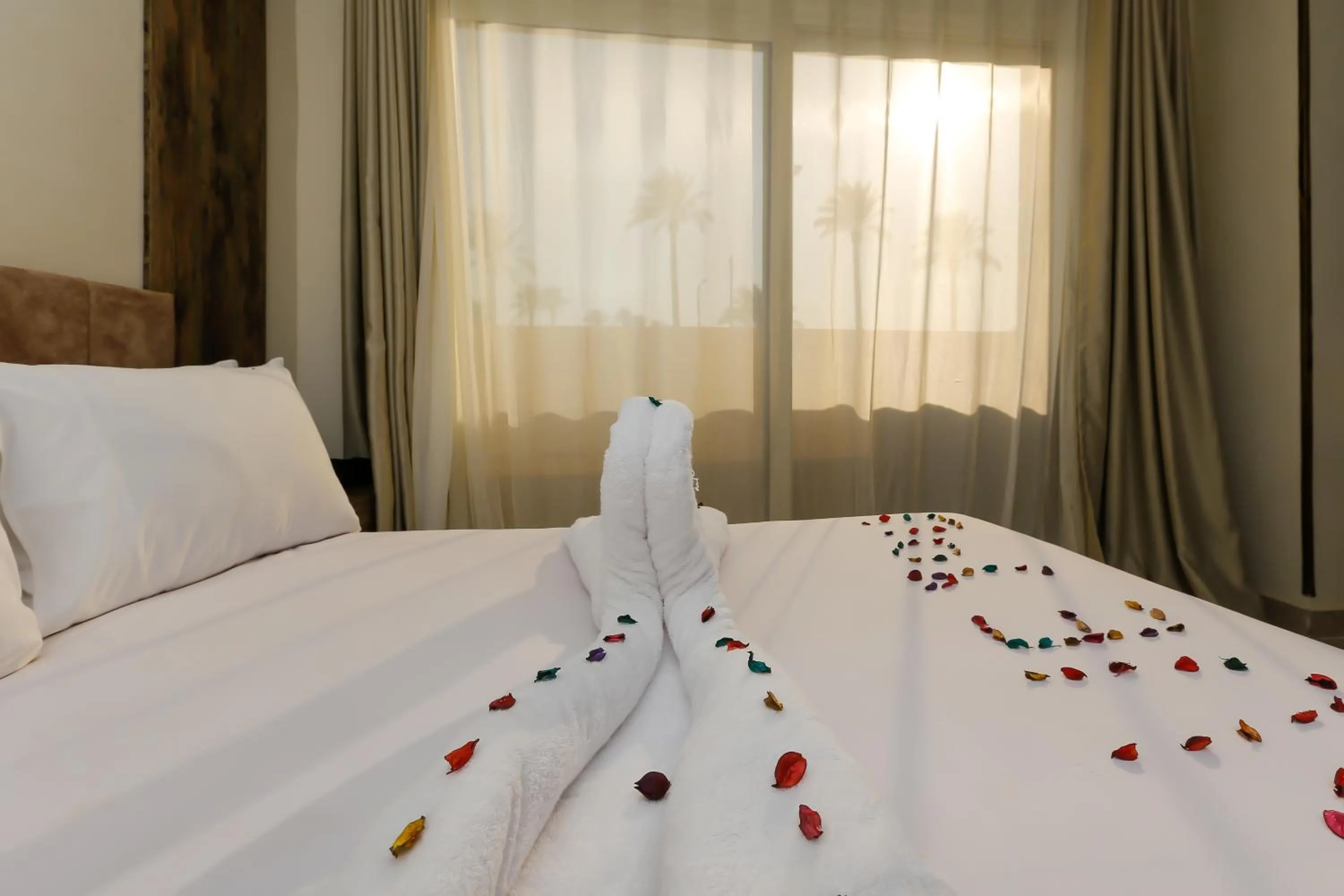 Bed in Taj Pyramids inn - Pyramids View Rooftop