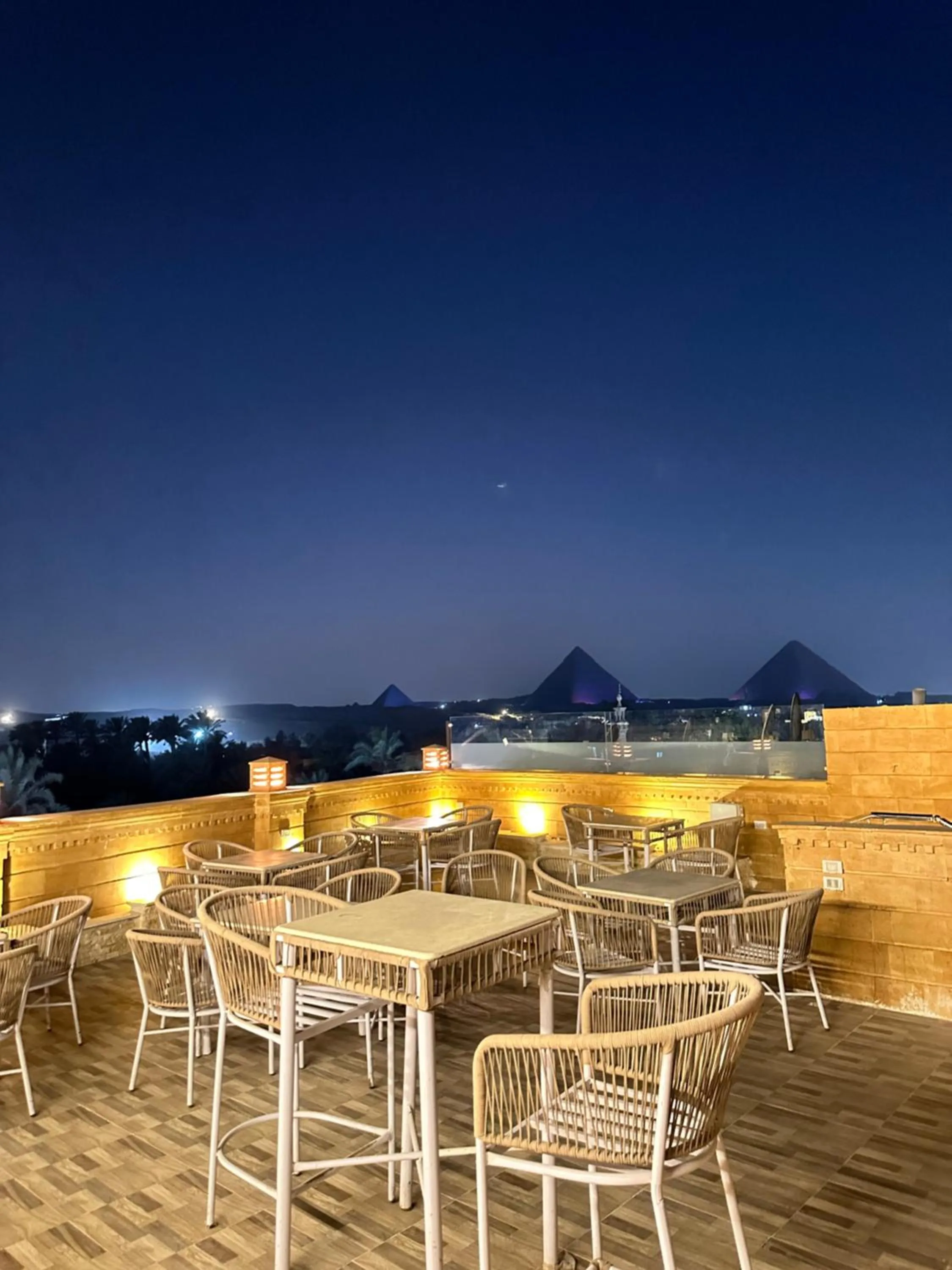 Patio in Taj Pyramids inn - Pyramids View Rooftop