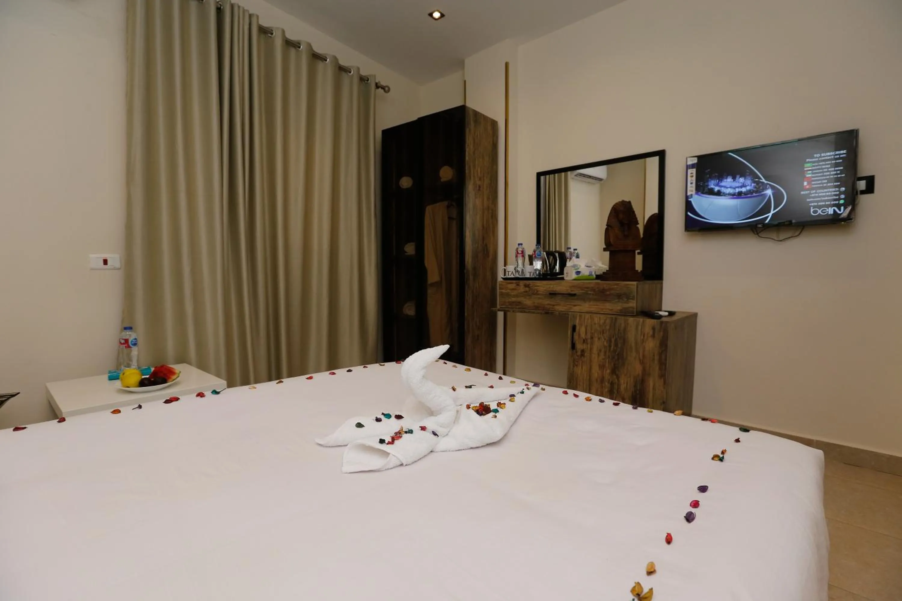 Bed in Taj Pyramids inn - Pyramids View Rooftop