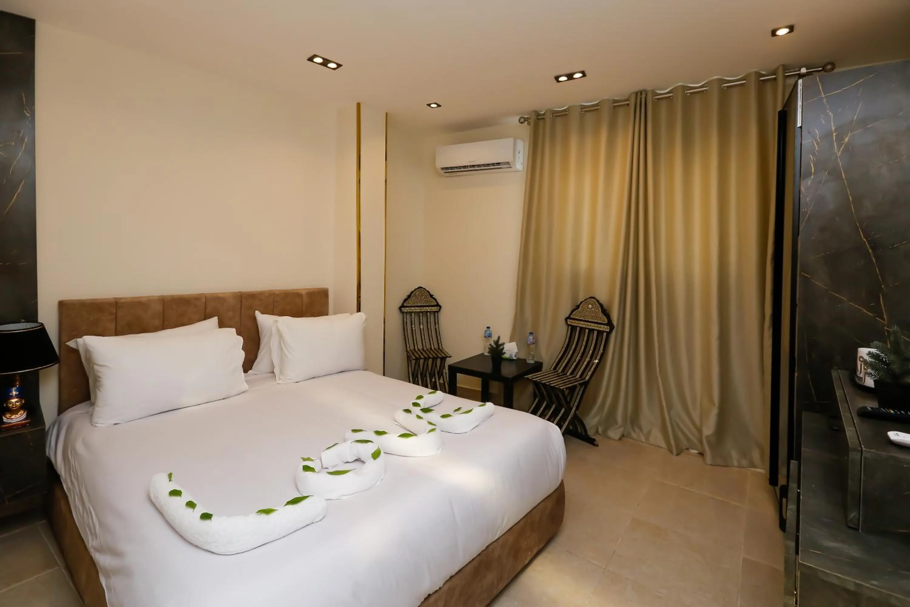 Bed in Taj Pyramids inn - Pyramids View Rooftop