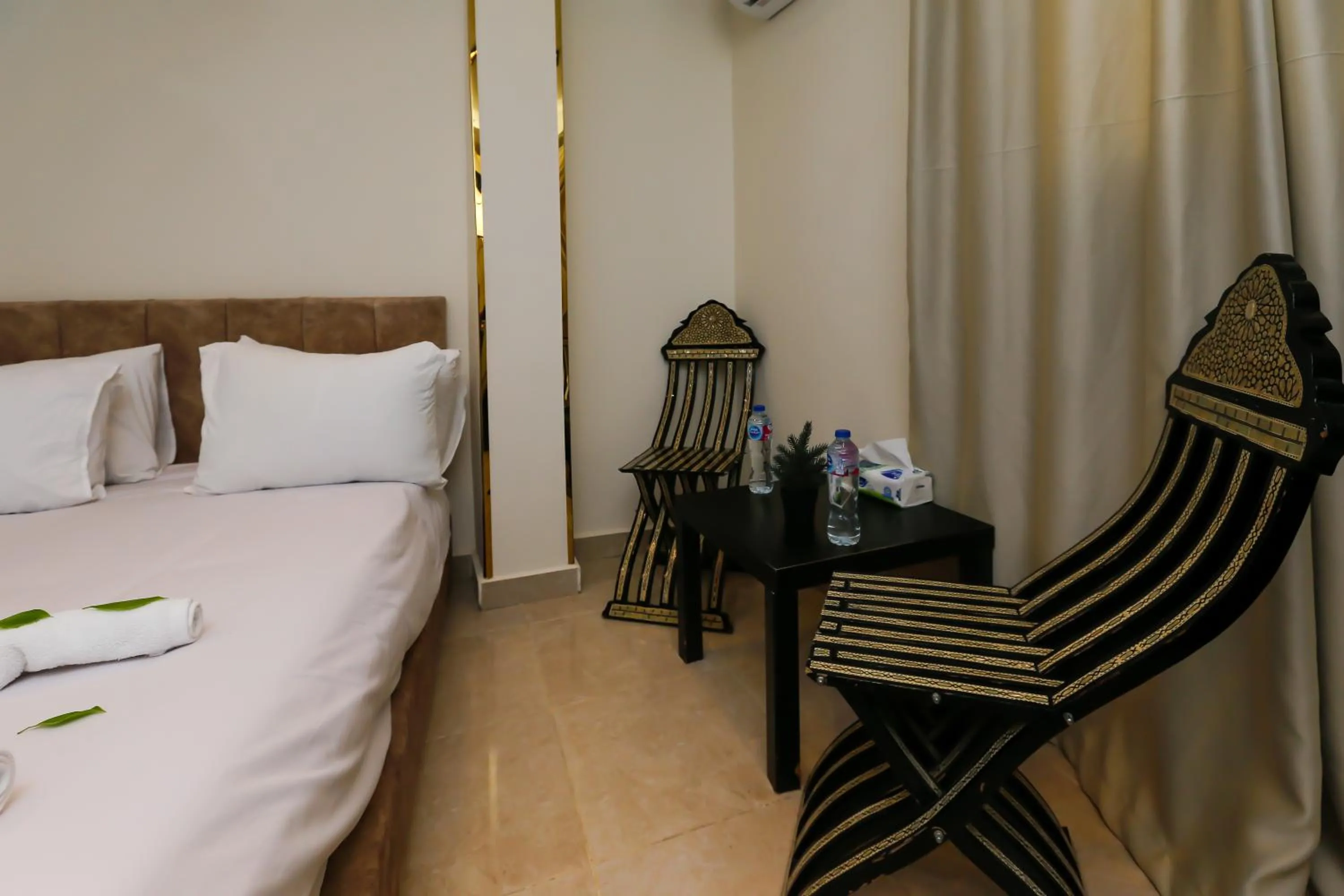 Bed in Taj Pyramids inn - Pyramids View Rooftop