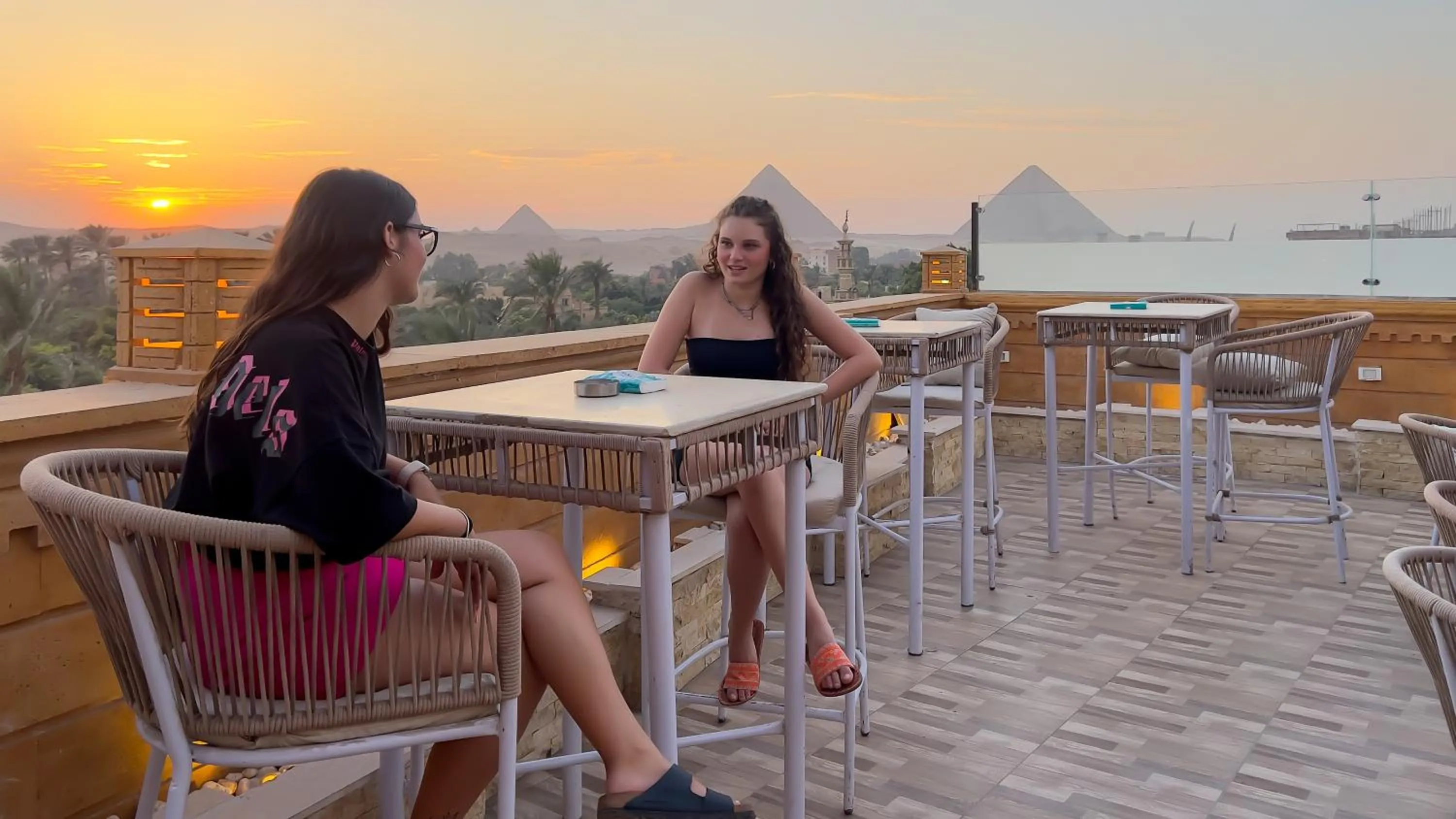 Patio in Taj Pyramids inn - Pyramids View Rooftop