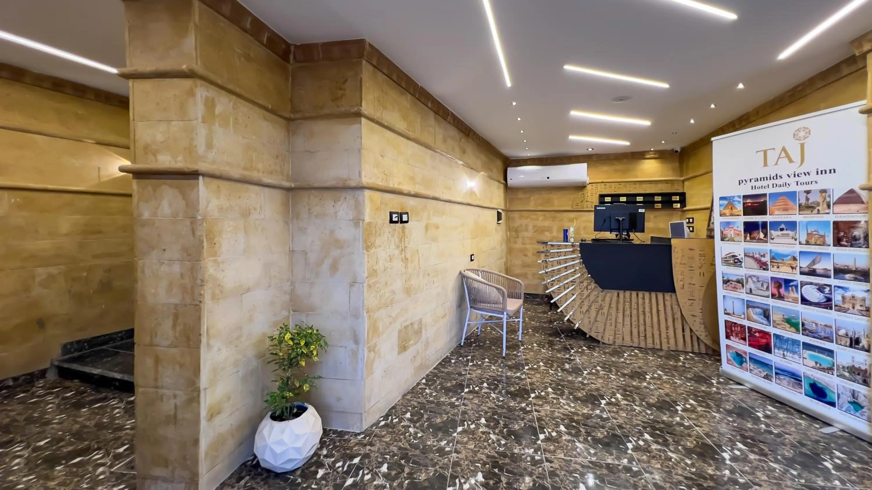 Lobby or reception in Taj Pyramids inn - Pyramids View Rooftop