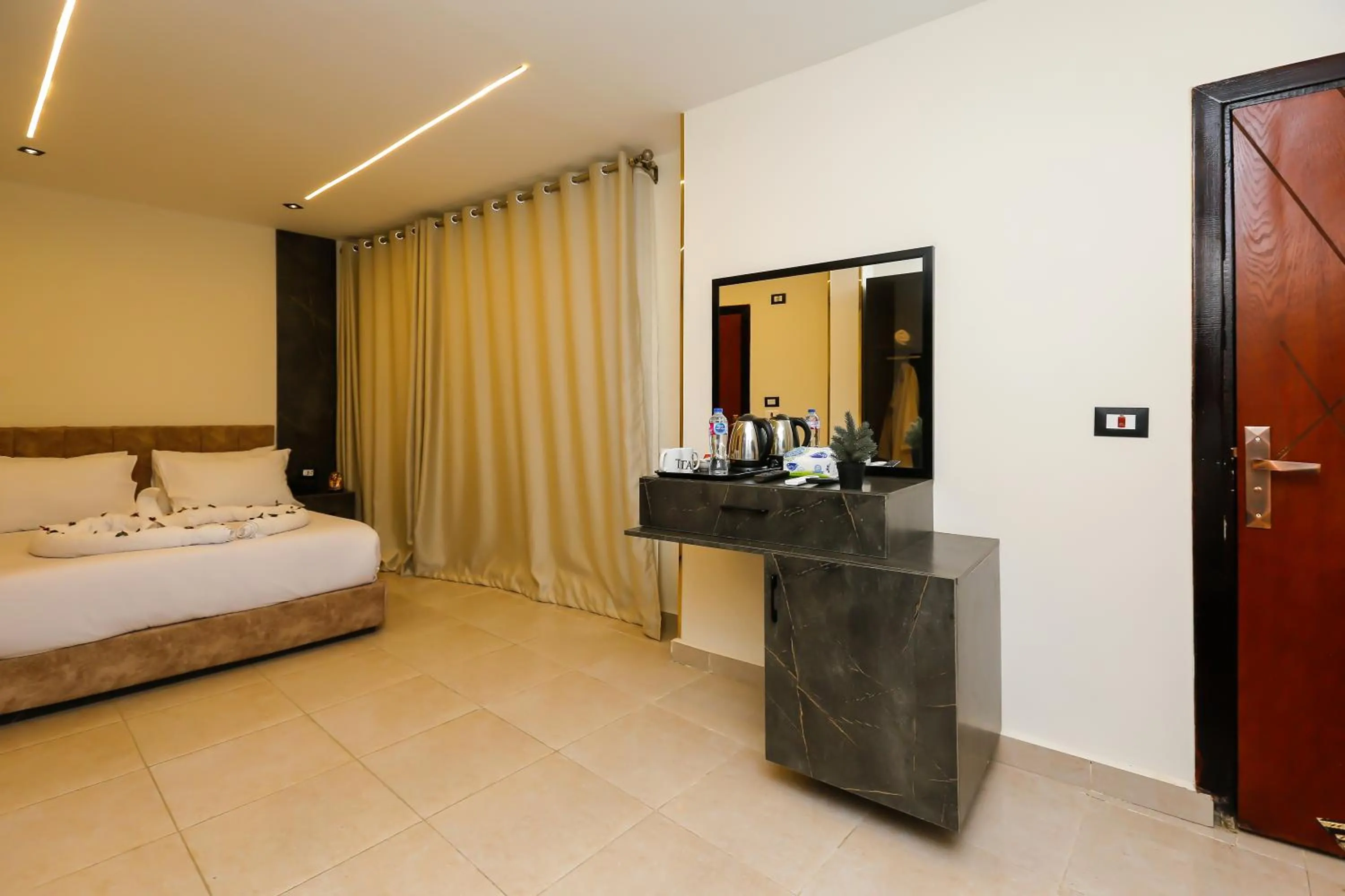 Bed in Taj Pyramids inn - Pyramids View Rooftop