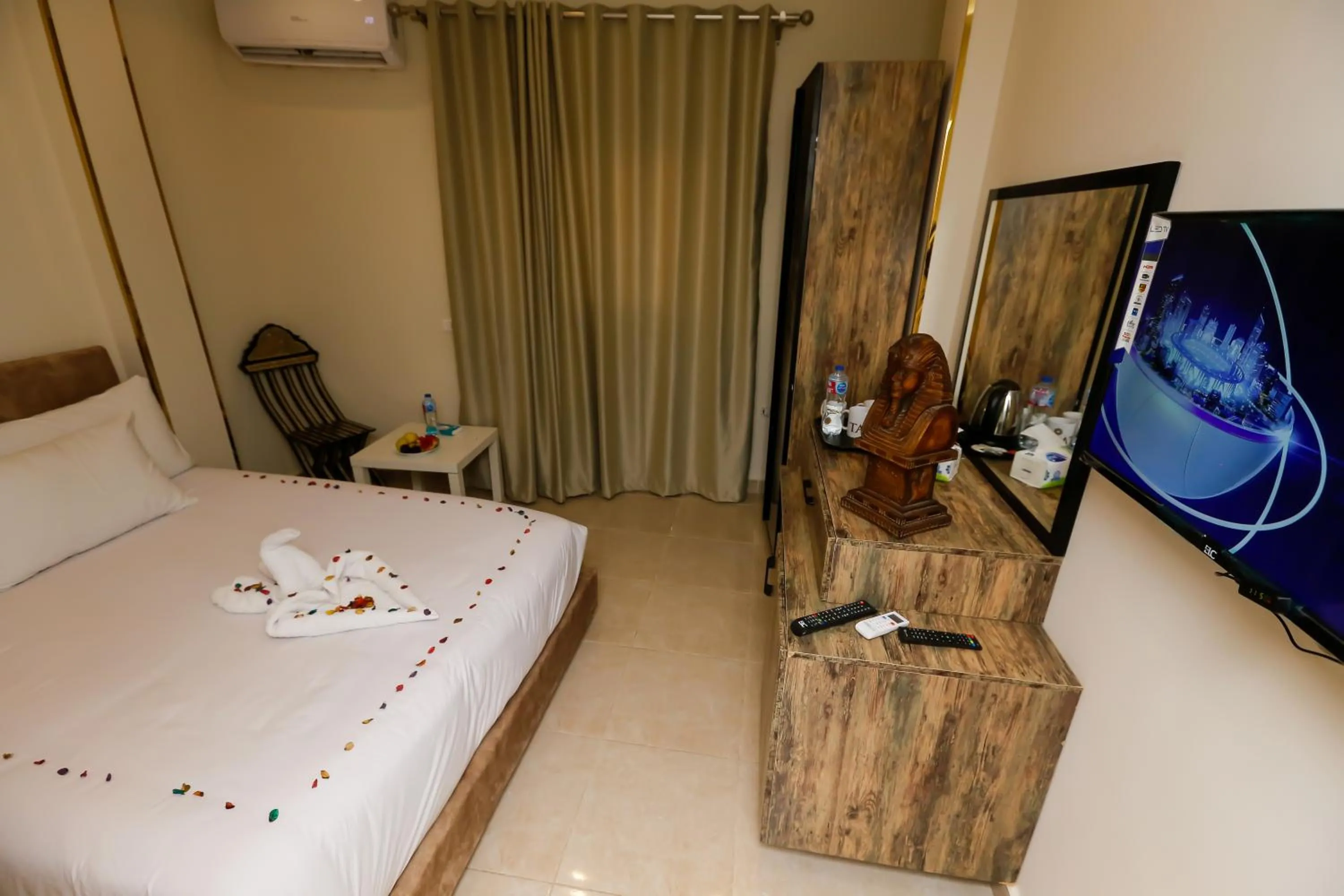 Bed in Taj Pyramids inn - Pyramids View Rooftop