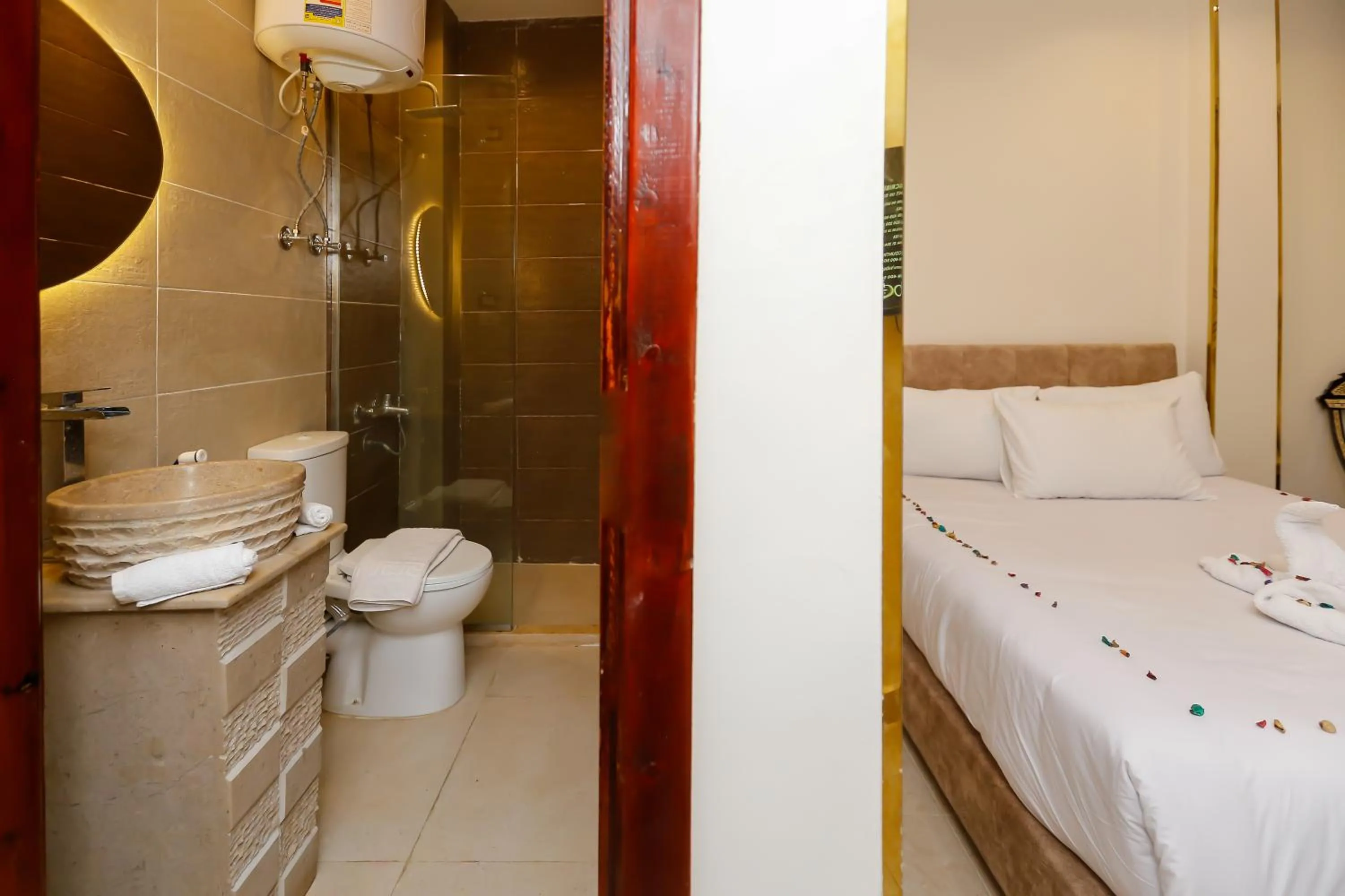 Shower in Taj Pyramids inn - Pyramids View Rooftop