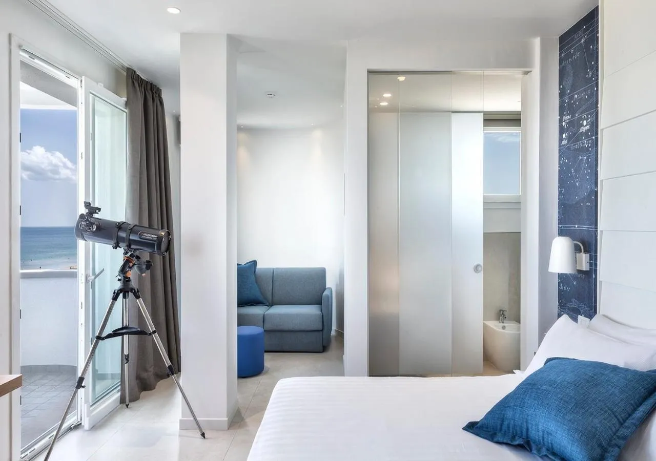 Photo of the whole room, Bed in Hotel Meeting