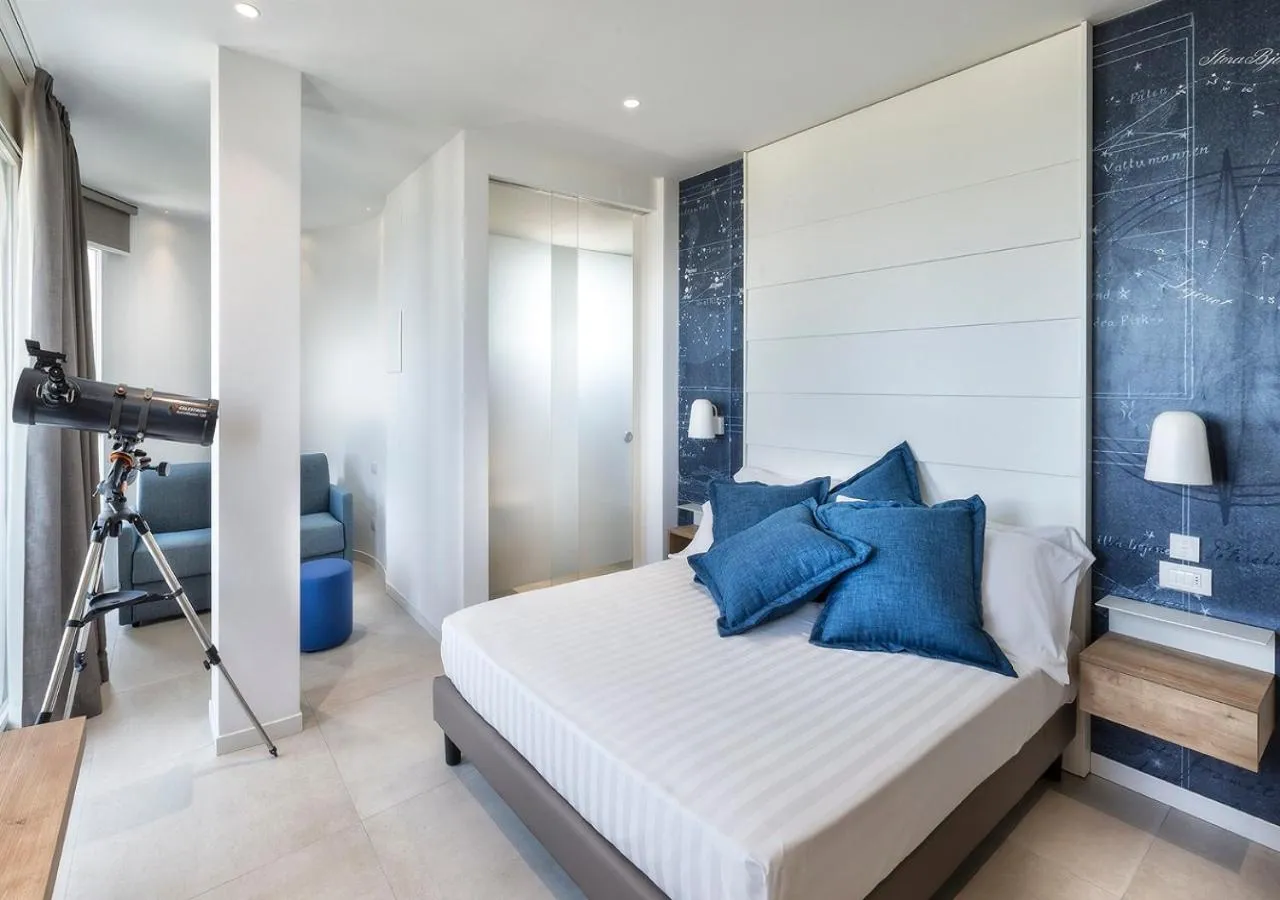 Photo of the whole room, Bed in Hotel Meeting